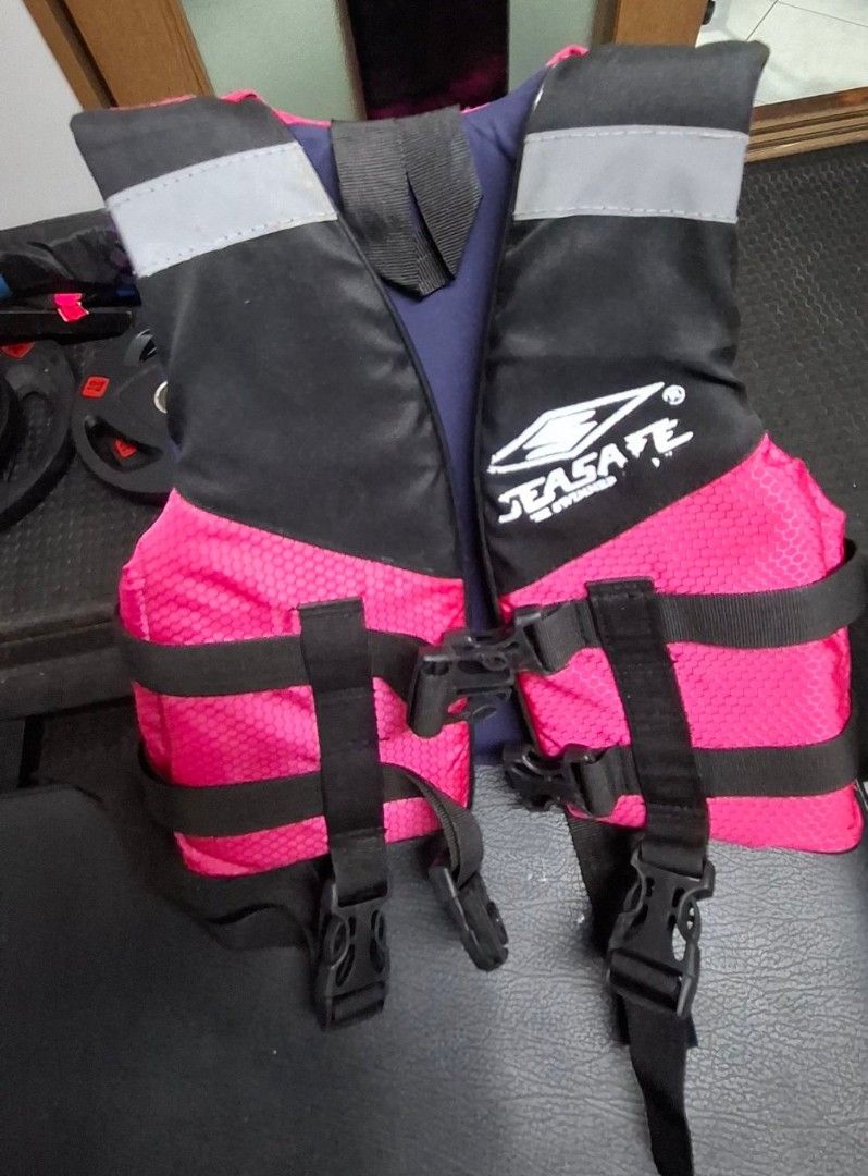 Safety life vest jacket XS (Category: Other Babies Going Out Needs) located in Makati City. Submitted by emmanblue (Listing ID 1418709837, Image 2). Description: barely used outgrown.