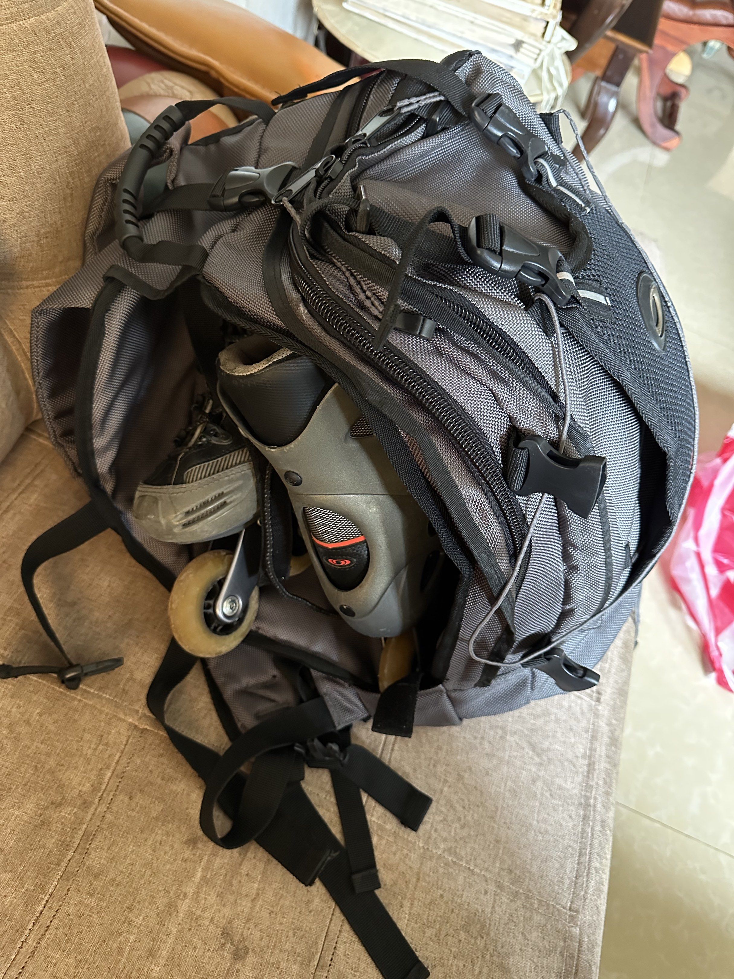 Salomon Inline Skates DR85 with bag and protective gear (Category: Skates, Rollerblades & Scooters) located in Maasin. Submitted by coolbordz (Listing ID 1403834308, Image 2). Description: The Salomon Power Arch DR 85 is a model of inline roller skates, not a ski boot. It was a popular model from the late 90s/early 2000s, known for its durable construction, comfortable fit, and effective shock absorption. Size UK 9 US 9.5 EU 43 1/3 Made in Romani