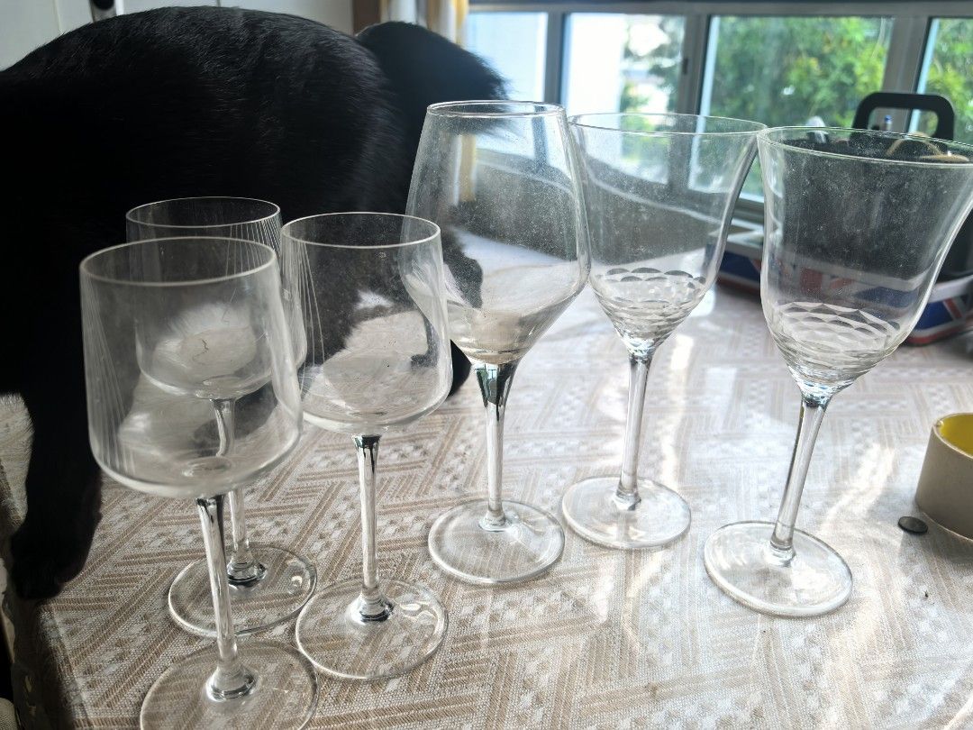 Set of 6 Assorted Wine Glasses446256367398430721