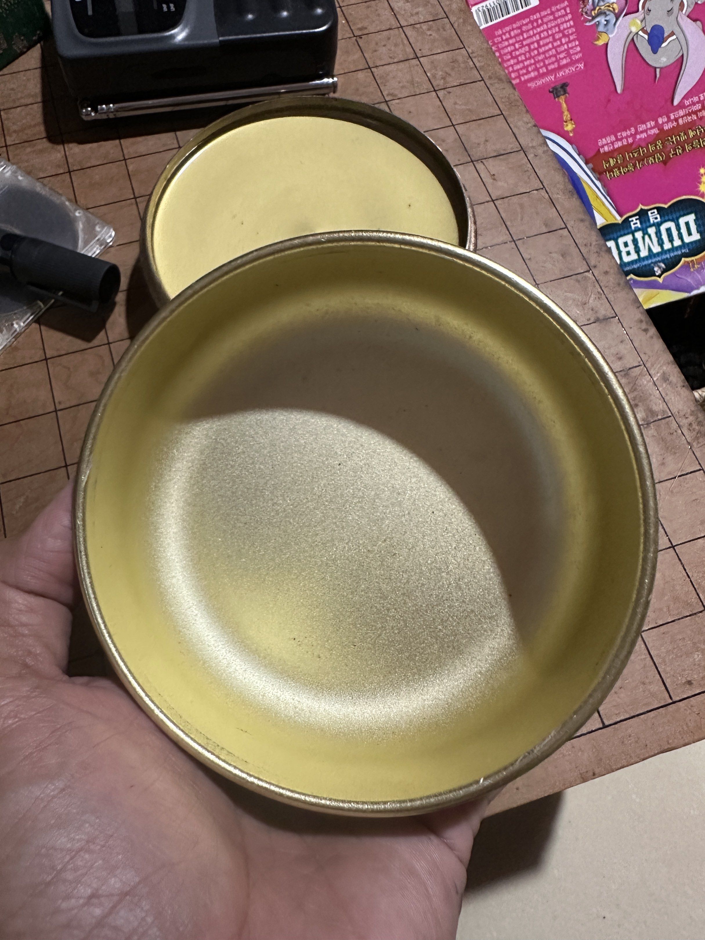 Shiseido Vintage Powder Compact (Category: Makeup) located in Rodriguez. Submitted by pwestoonlinestore (Listing ID 1418690960, Image 3). Description: - Vintage Shiseido powder compact - Ornate, gold-toned lid design - Features a central floral motif - Light yellow interior - Includes a small handle - Base has three small feet.