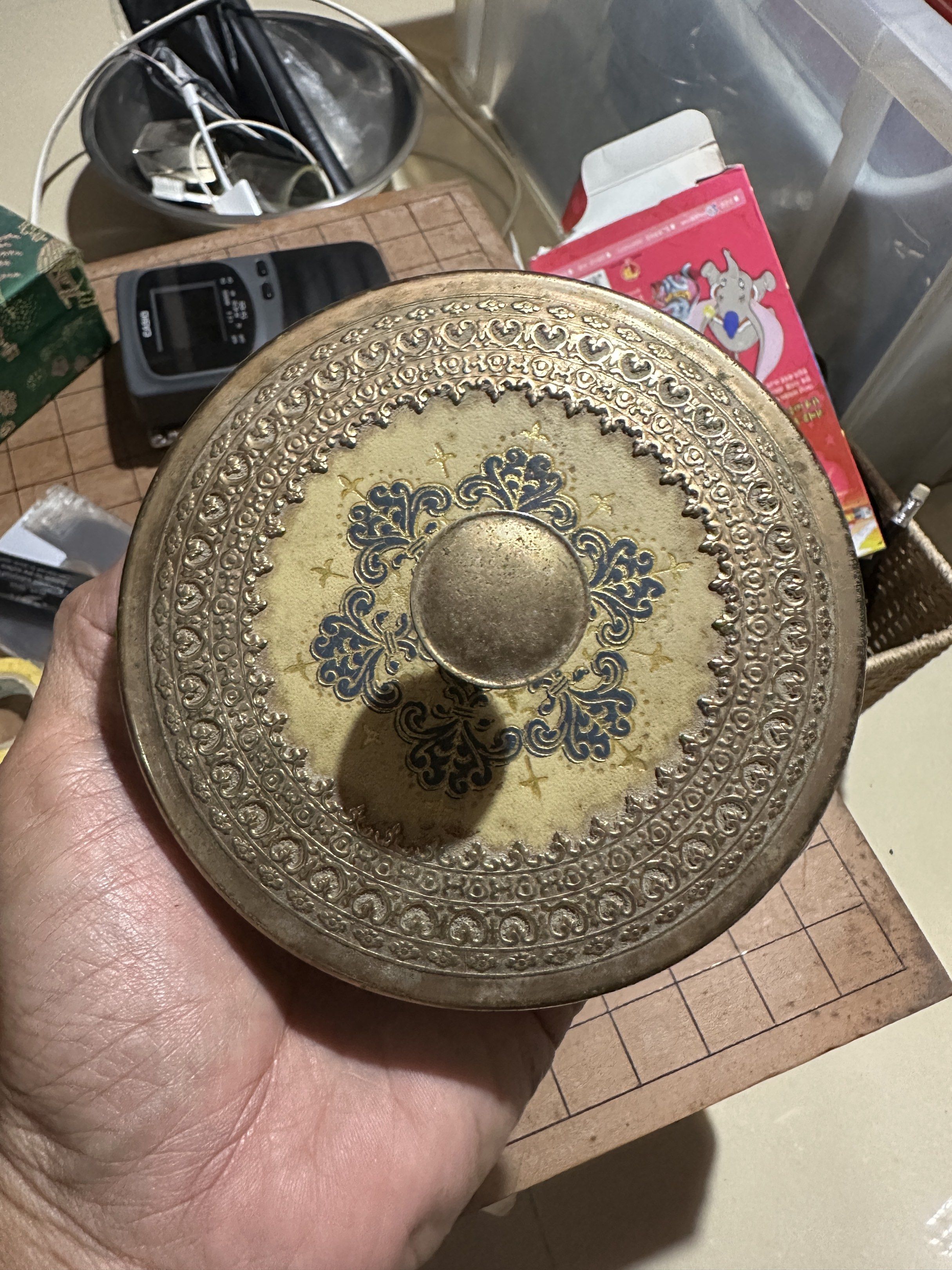 Shiseido Vintage Powder Compact (Category: Makeup) located in Rodriguez. Submitted by pwestoonlinestore (Listing ID 1418690960, Image 1). Description: - Vintage Shiseido powder compact - Ornate, gold-toned lid design - Features a central floral motif - Light yellow interior - Includes a small handle - Base has three small feet.