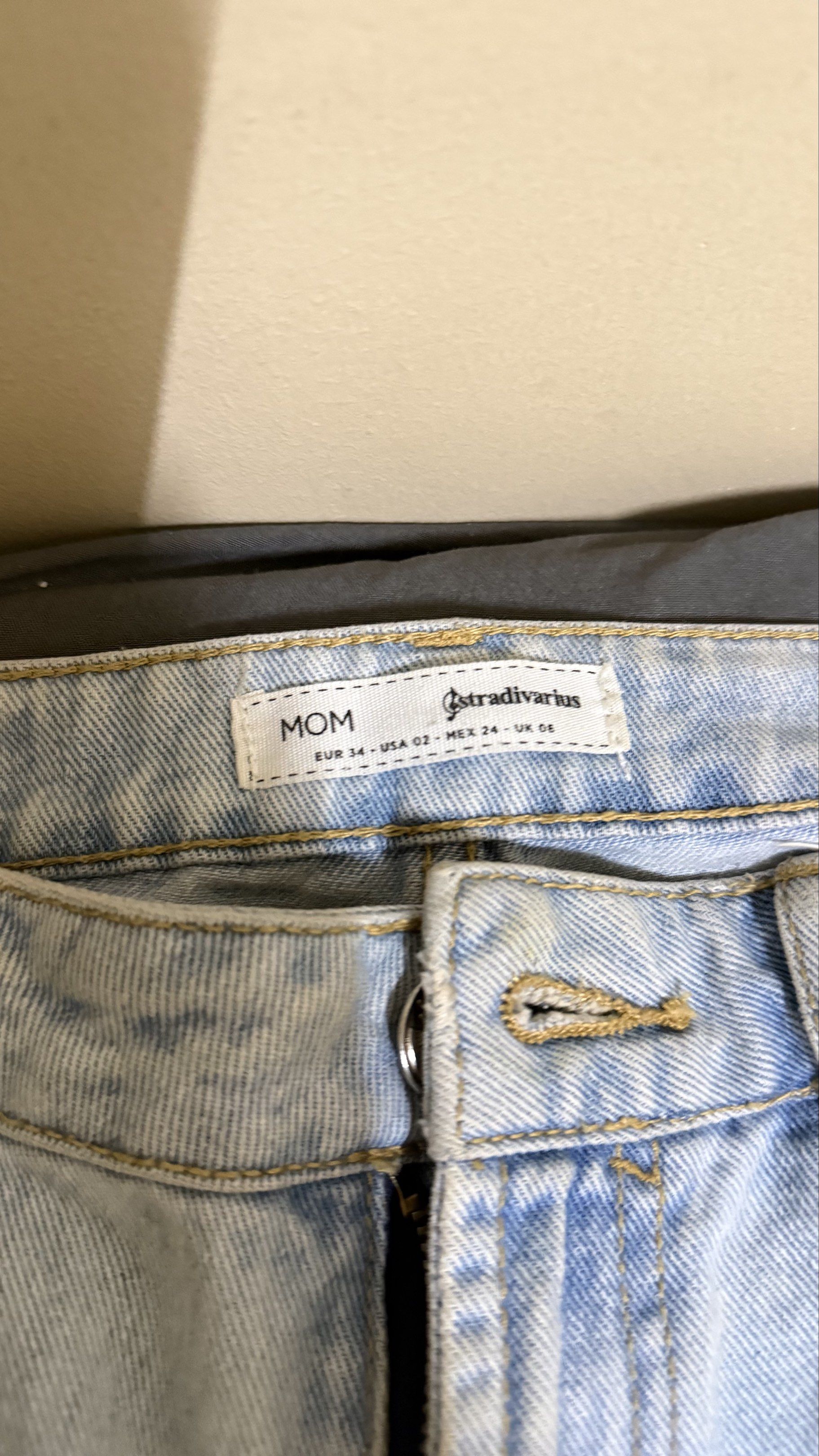 Stradivarius light wash jeans (Category: Jeans) located in Manila. Submitted by daisydeclutters (Listing ID 1418726546, Image 2). Description: Stradivarius mom jeans size 26. Needs wash po hehe. Negotiable :).