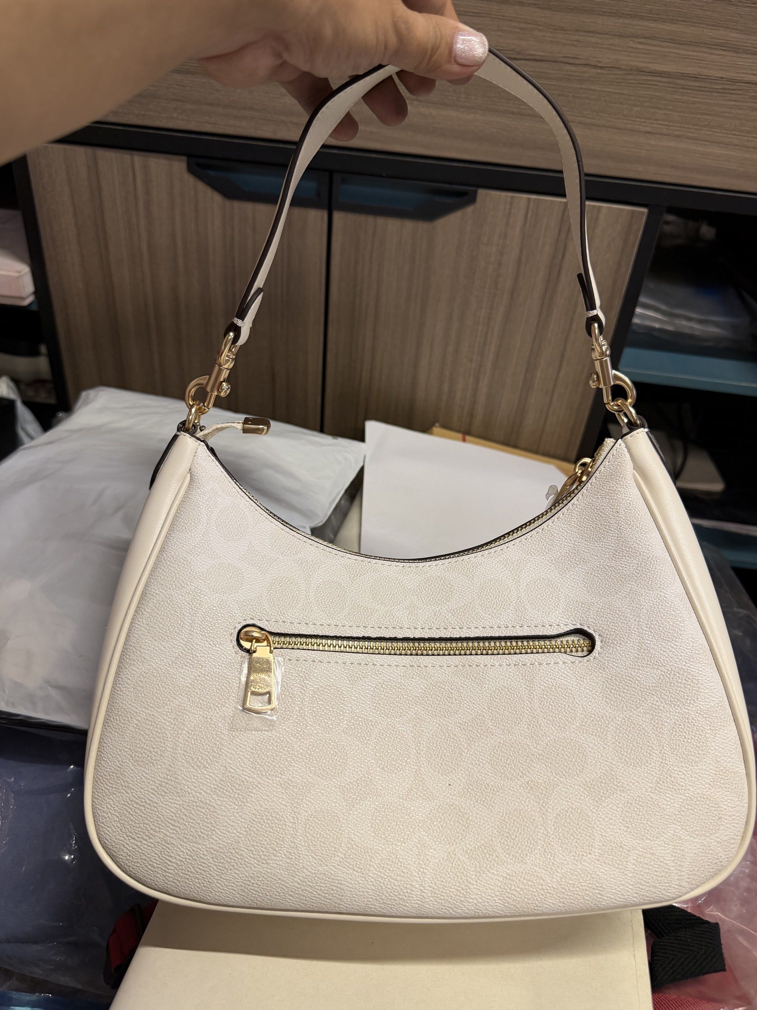 Teri hobo mono white top notch (Category: Shoulder Bags) located in Pasig City. Submitted by lloise (Listing ID 1418633275, Image 2). Description: .