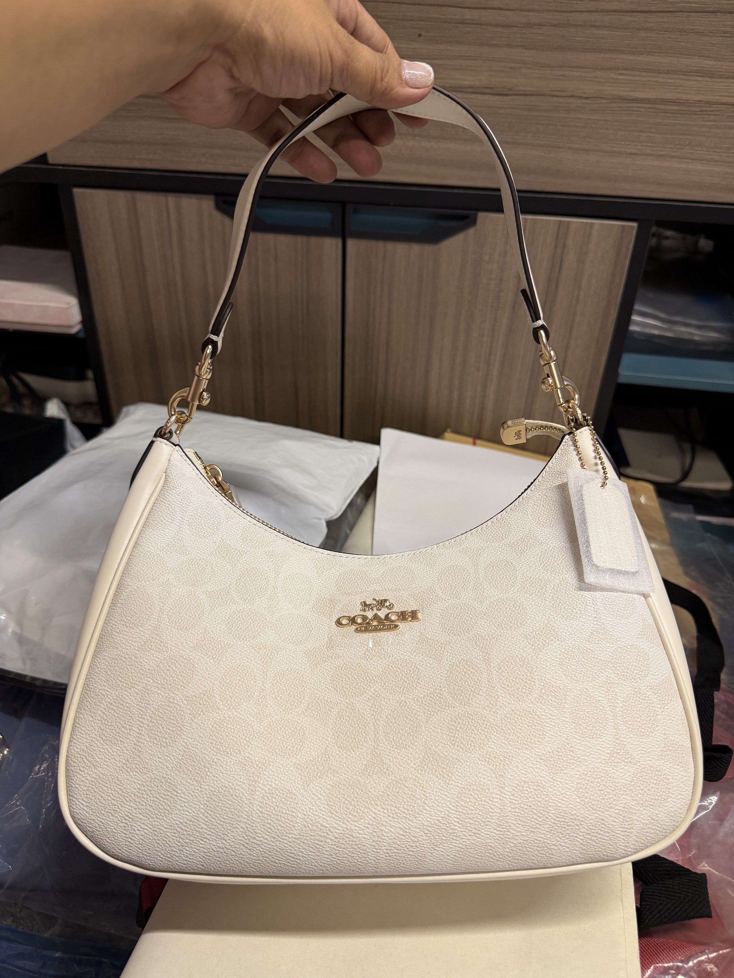 Teri hobo mono white top notch (Category: Shoulder Bags) located in Pasig City. Submitted by lloise (Listing ID 1418633275, Image 1). Description: .