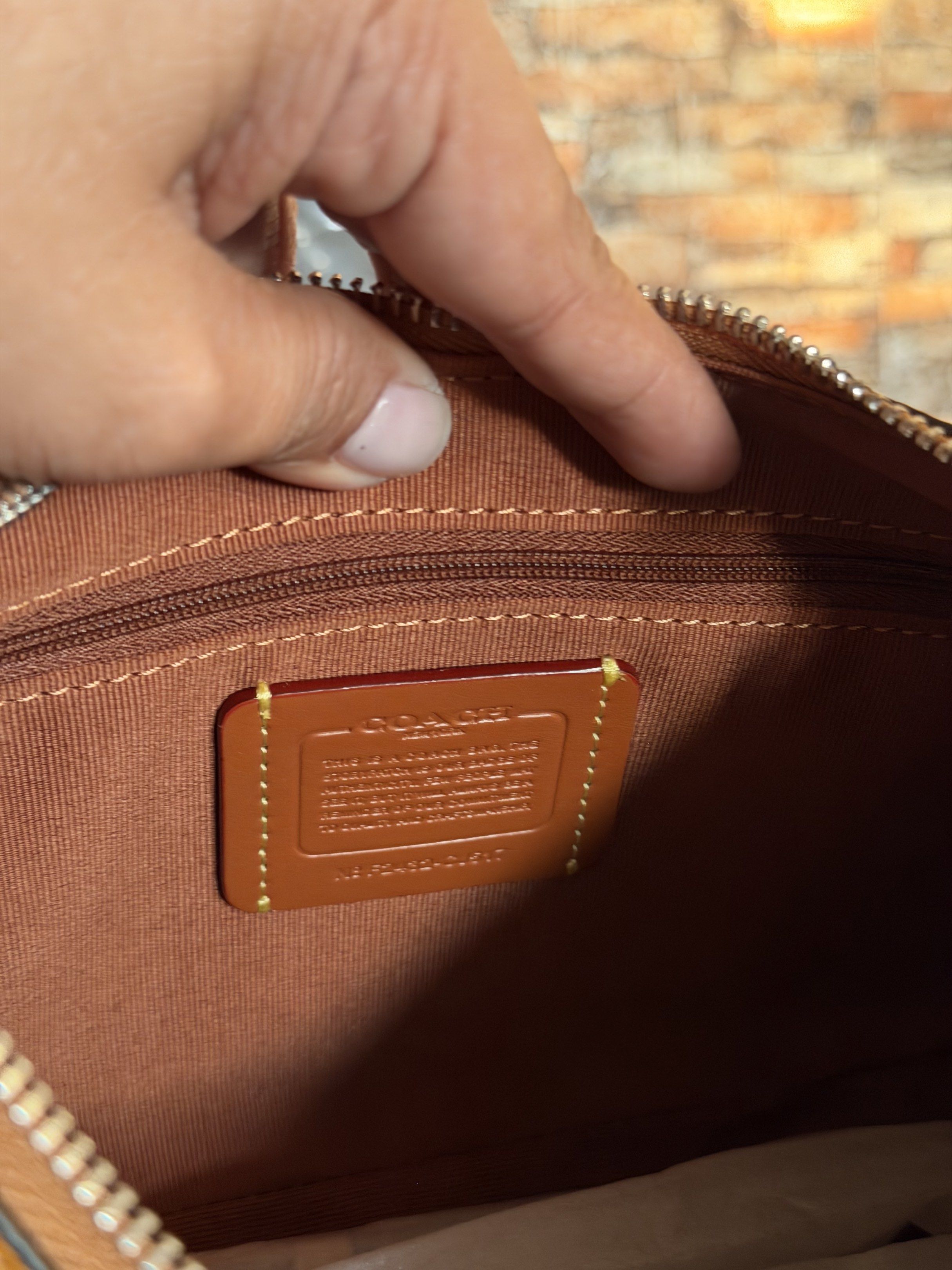 Teri hobo mono white top notch (Category: Shoulder Bags) located in Pasig City. Submitted by lloise (Listing ID 1418633275, Image 3). Description: .