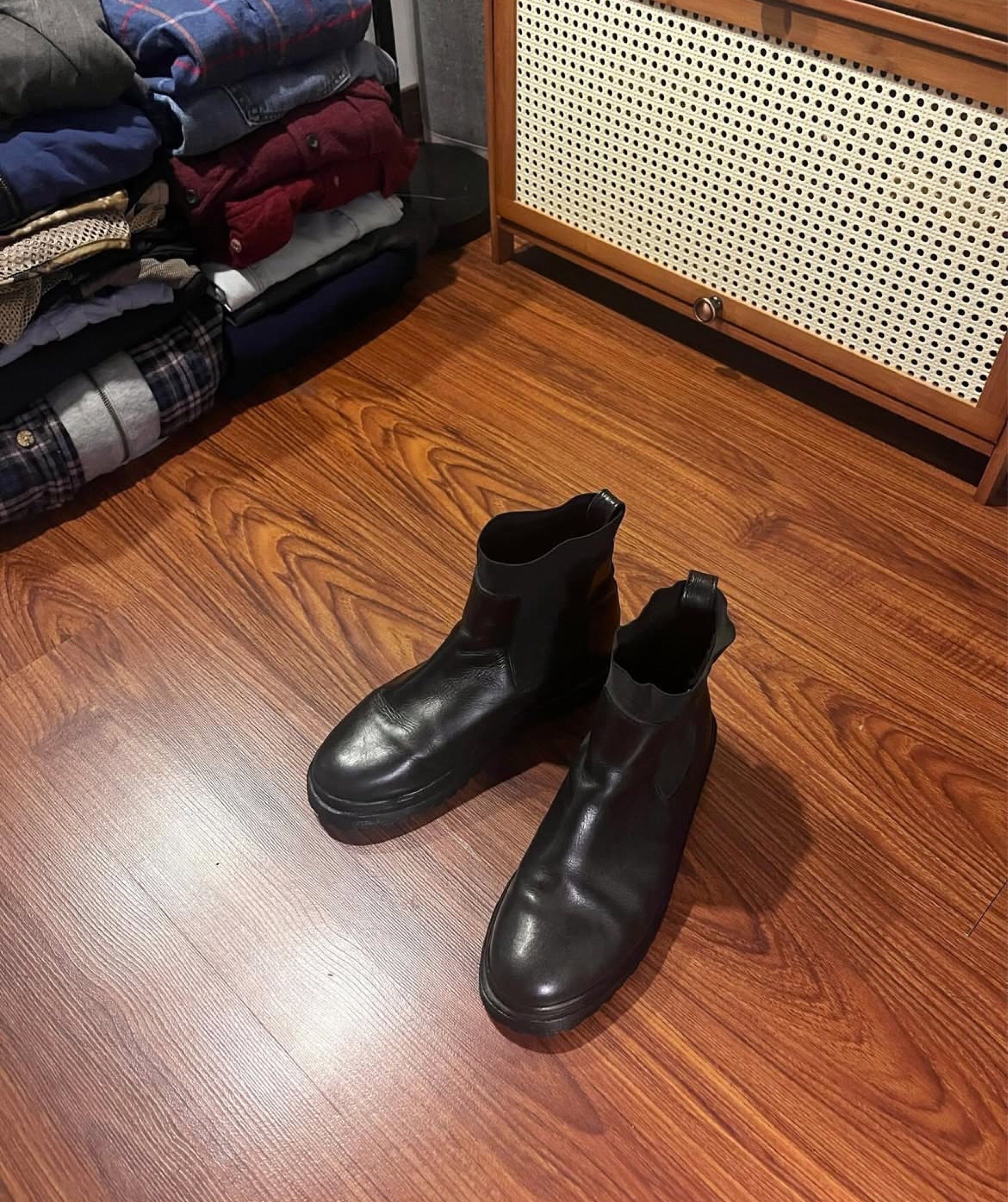 Tommy Hilfiger (Category: Boots) located in Pasig City. Submitted by ukaygodd (Listing ID 1418732709, Image 3). Description: Tommy Hilfiger Chelsea Boots . Leather material, replaced outsole Good overall condition, no issue, used but not wornout 8.5/10 condition . US9 on tag Fits US9.5 -US10 P2800.