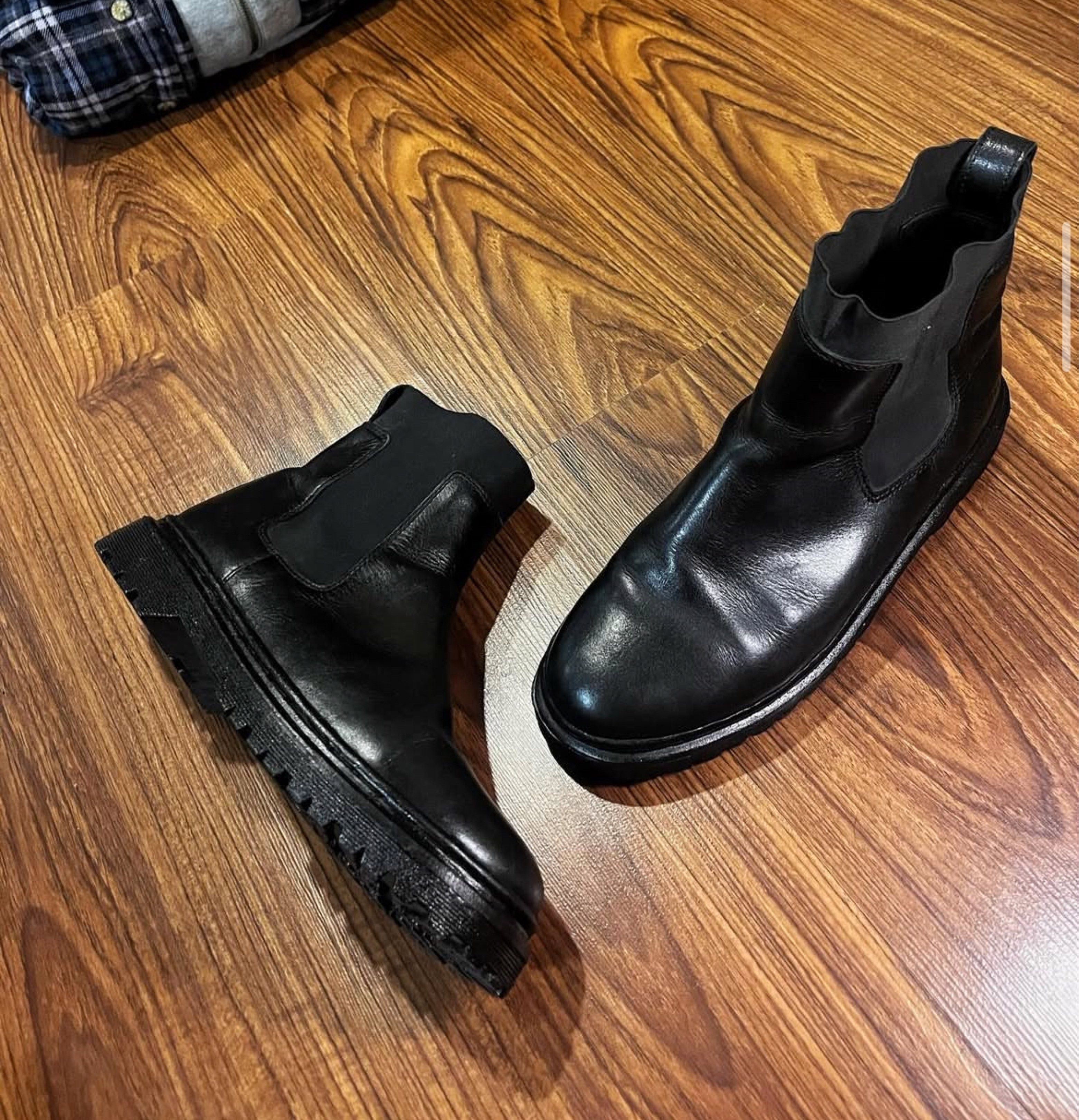 Tommy Hilfiger (Category: Boots) located in Pasig City. Submitted by ukaygodd (Listing ID 1418732709, Image 1). Description: Tommy Hilfiger Chelsea Boots . Leather material, replaced outsole Good overall condition, no issue, used but not wornout 8.5/10 condition . US9 on tag Fits US9.5 -US10 P2800.