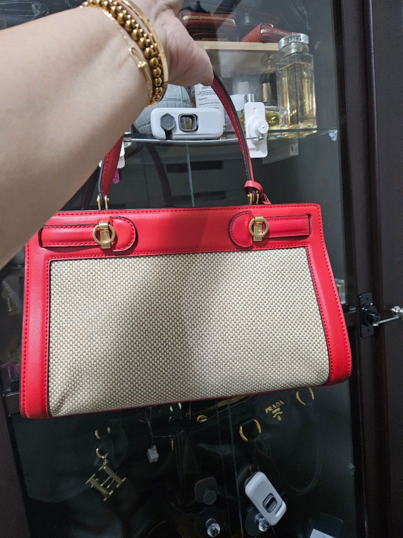 Tory Burch Lee Radziwill (no raincoat) (Category: Luxury Bags & Wallets) located in Taguig. Submitted by m_lim (Listing ID 1418764646, Image 2). Description: Preloved.