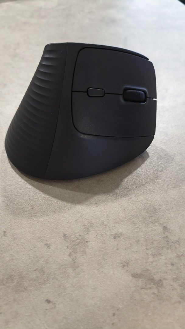 Ugreen ergonomic mouse - Excellent Condition452682327544965121