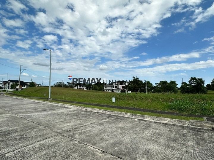 Venare Lot For Sale (Category: Lot) located in Makati City. Submitted by REMAXUNLIMITEDPH (Listing ID 1418640370, Image 2). Description: VENARE LOT FOR SALE Lot area: 260 sqm Regular lot Gross selling price: 11,960,000 /46k per sqm negotiable RJ LEGASPI REMAX UNLIMITED 0917.9386433.
