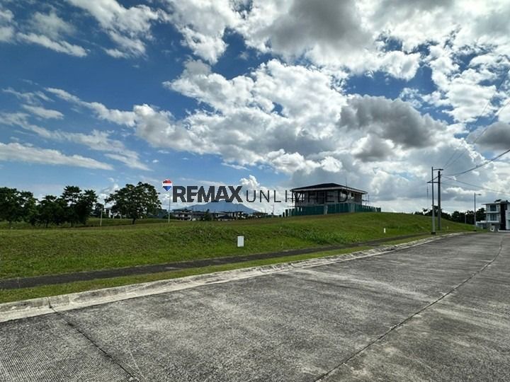 Venare Lot For Sale (Category: Lot) located in Makati City. Submitted by REMAXUNLIMITEDPH (Listing ID 1418640370, Image 3). Description: VENARE LOT FOR SALE Lot area: 260 sqm Regular lot Gross selling price: 11,960,000 /46k per sqm negotiable RJ LEGASPI REMAX UNLIMITED 0917.9386433.