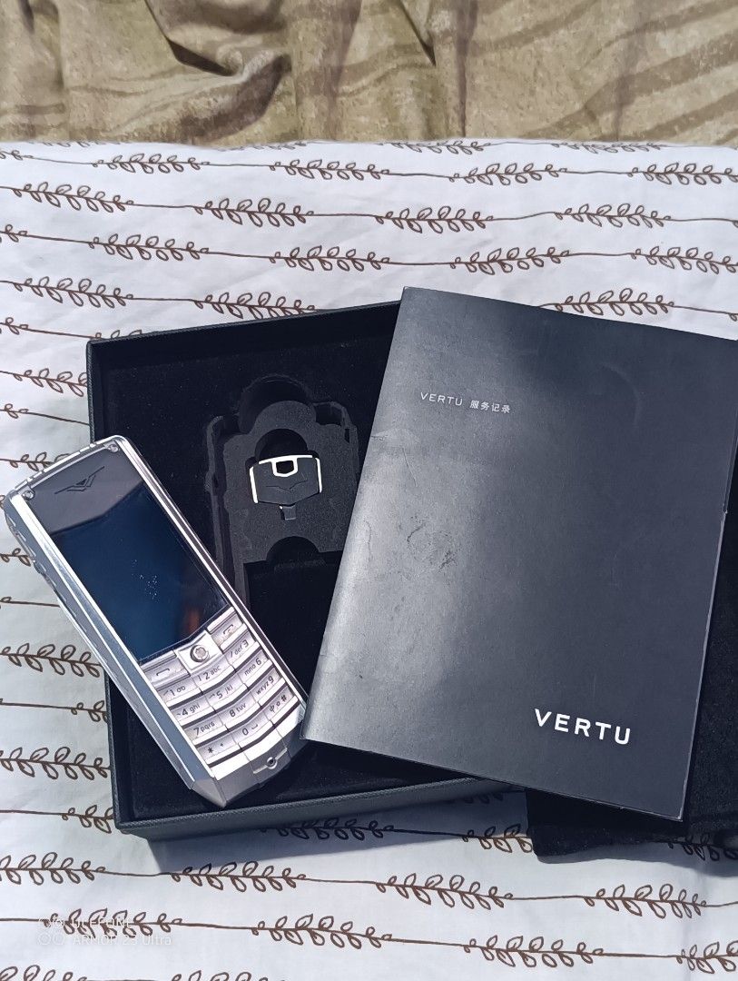 Vertu ascent X luxury (Category: Early Generation Mobile Phones) located in Mandaluyong City. Submitted by meituv7 (Listing ID 1418599132, Image 1). Description: box vertu luxury phone key needs new battery mandaluyong.