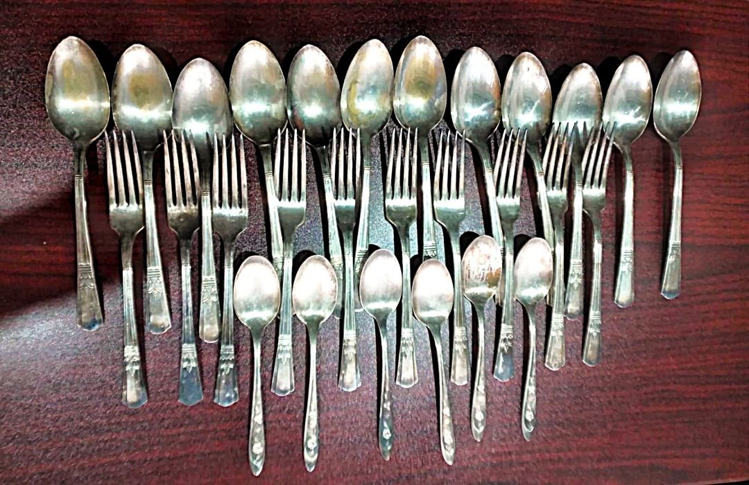 Vintage Silverware (Category: Dinnerware & Cutlery) located in Quezon City. Submitted by louie.s (Listing ID 1417088646, Image 1). Description: Old “COURT” silver plated tablespoons (12 pcs) and forks (10 pcs) Old “MERIDIEN” (USA) silver-plated teaspoons, 6 pieces Take all 28 pieces for ₱1,200. That’s less than ₱43/pc. Add SF. Quezon City..