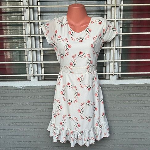 White Floral Dress (Category: Dresses) located in Mandaluyong City. Submitted by pmlvsqz (Listing ID 1418685025, Image 1). Description: Fits 𝗫𝗦 to 𝗦.