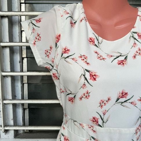 White Floral Dress (Category: Dresses) located in Mandaluyong City. Submitted by pmlvsqz (Listing ID 1418685025, Image 2). Description: Fits 𝗫𝗦 to 𝗦.