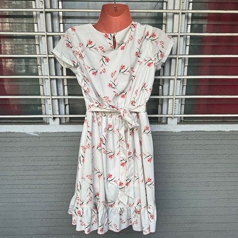 White Floral Dress (Category: Dresses) located in Mandaluyong City. Submitted by pmlvsqz (Listing ID 1418685025, Image 3). Description: Fits 𝗫𝗦 to 𝗦.