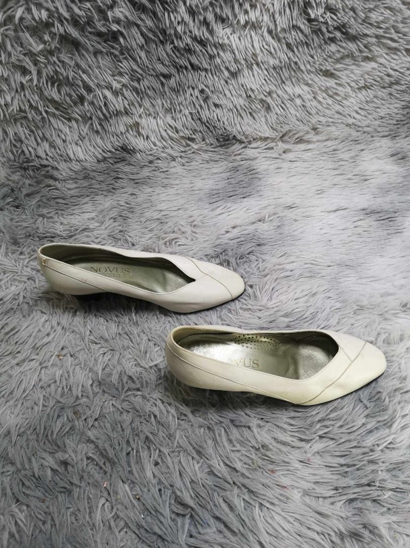White Round Toe leather Low Heels (Category: Heels) located in Santa Cruz. Submitted by jmy_surplus.2 (Listing ID 1418749865, Image 3). Description: Size ; 22cm Color ; White Type ; Heels Brand ; No brand Material ; Leather Style ; White leather Low Heeled Shoes LR 125 JMY 5 Batch #184.