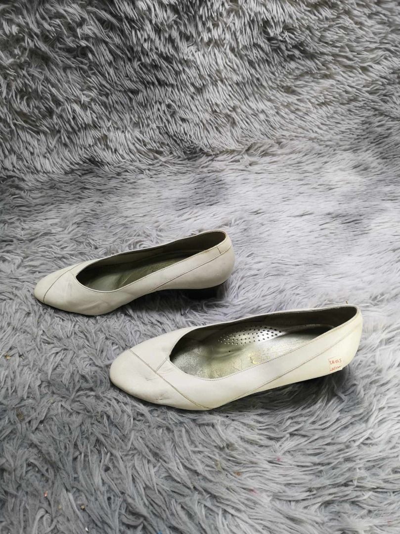 White Round Toe leather Low Heels (Category: Heels) located in Santa Cruz. Submitted by jmy_surplus.2 (Listing ID 1418749865, Image 2). Description: Size ; 22cm Color ; White Type ; Heels Brand ; No brand Material ; Leather Style ; White leather Low Heeled Shoes LR 125 JMY 5 Batch #184.