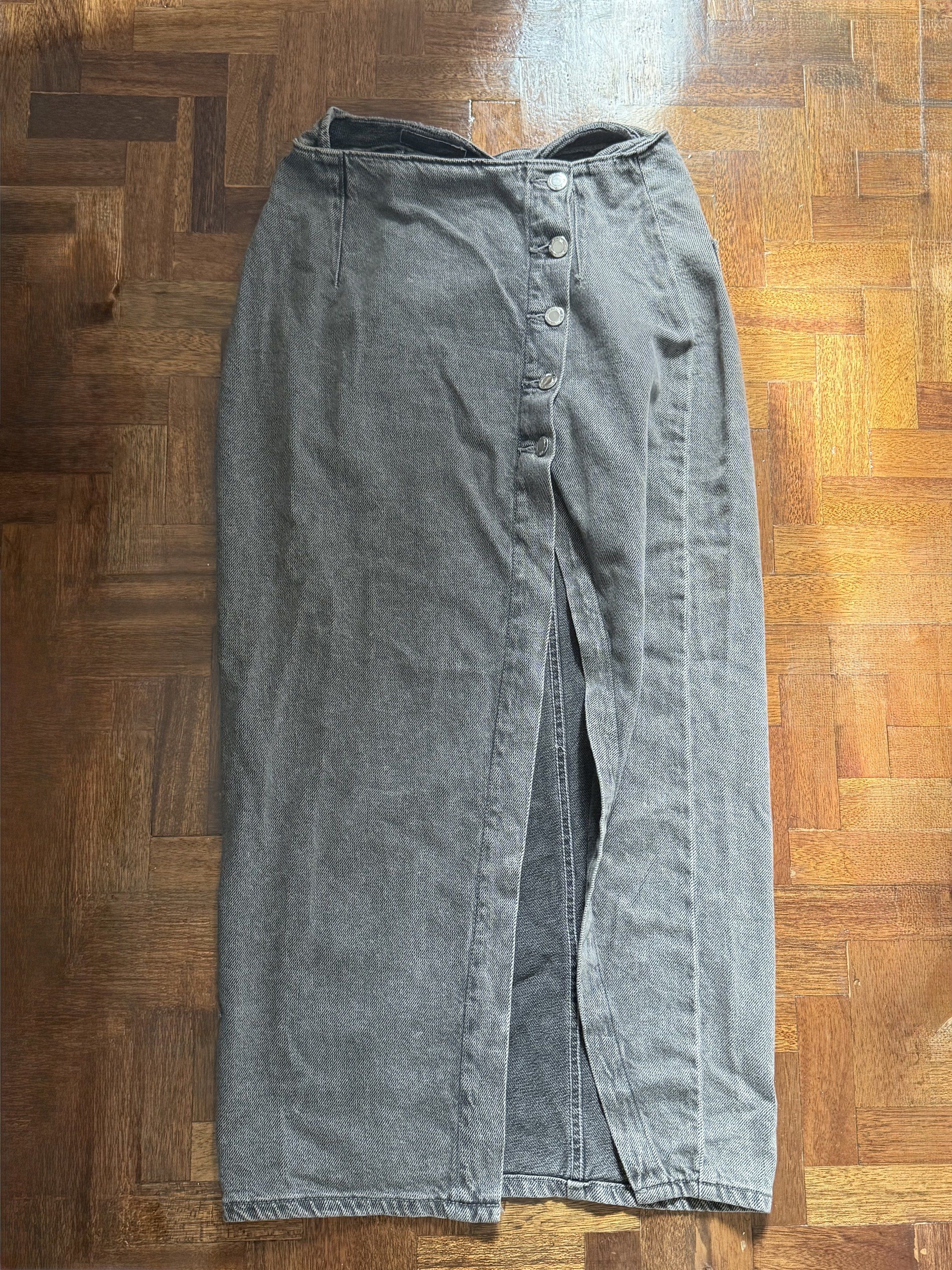 Zara Denim Long Skirt (Category: Skirts) located in Paranaque City. Submitted by thriftie (Listing ID 1418649196, Image 1). Description: .