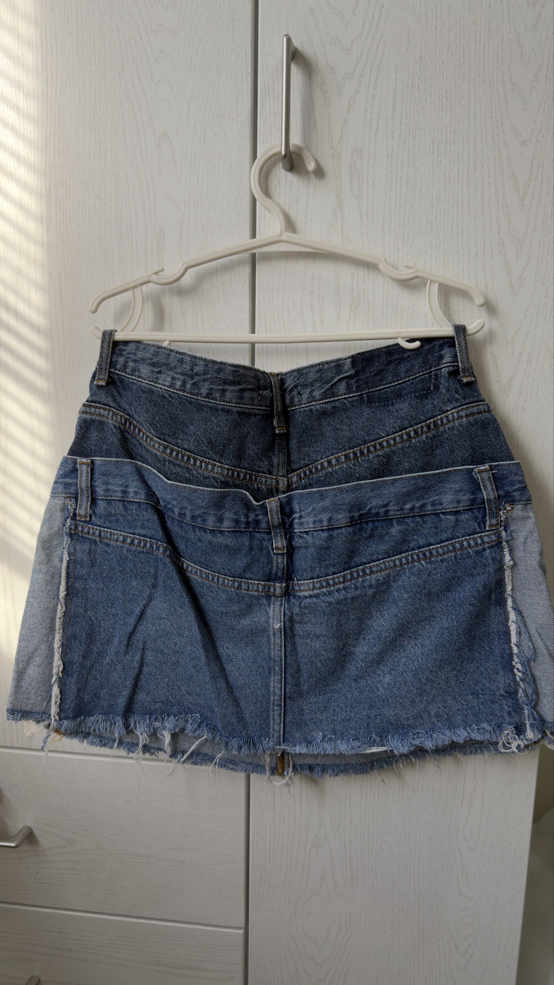 Zara Denim Skirt (Category: Skirts) located in Butuan. Submitted by islay18 (Listing ID 1418606666, Image 2). Description: - Zara denim skirt - Size: L - Features a unique two-tone design - Raw hem.