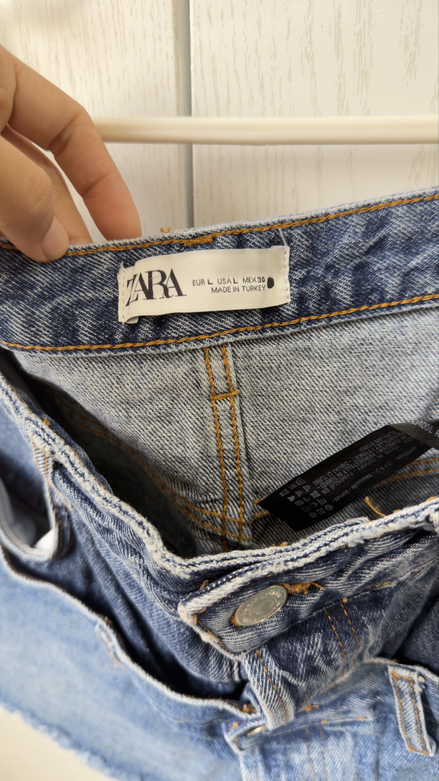 Zara Denim Skirt (Category: Skirts) located in Butuan. Submitted by islay18 (Listing ID 1418606666, Image 3). Description: - Zara denim skirt - Size: L - Features a unique two-tone design - Raw hem.