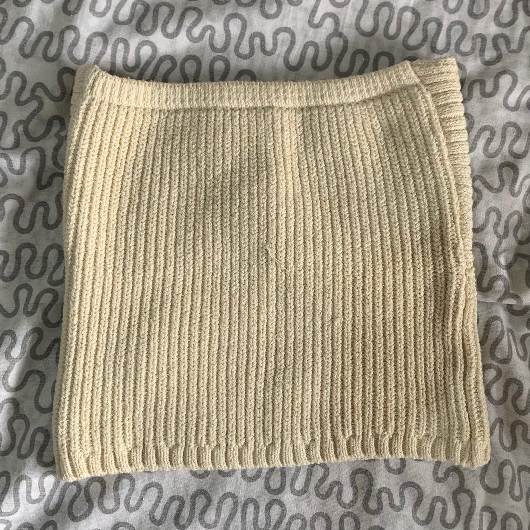 Zara Tube Top (Category: Sleeveless) located in Bulacan. Submitted by hb_13 (Listing ID 1418735261, Image 3). Description: - fits small to medium - has a small slit on the chest area - barely worn (tried on a few times but never wore it outside) .
