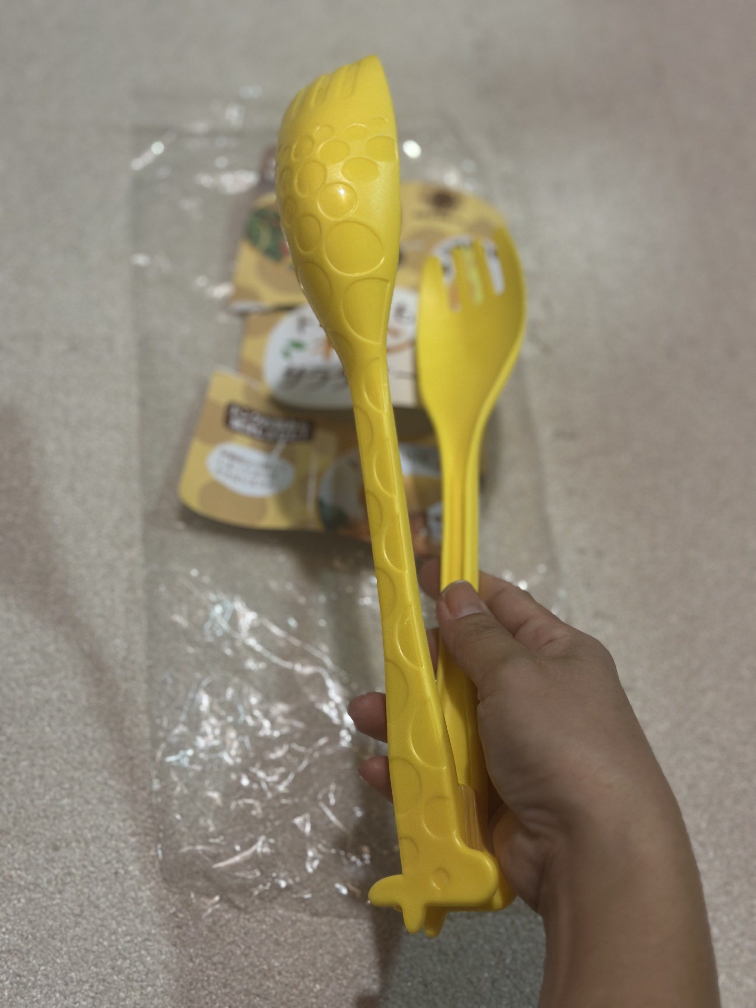 2-1 thong/Salad Spoon and Fork Server (Category: Other Kitchenware & Tableware) located in Davao. Submitted by favoritepreloved (Listing ID 1418904250, Image 2). Description: ❤️ Fix price ❤️ 2-in-1 kitchen utensil that functions as both a salad server and tongs. ❤️ 27cm length ❤️ It is lightweight and easy to use. ❤️It can be easily separated for use as a serving spoon and fork, or clipped together as tongs. ❤️It is designed to not easily scratch