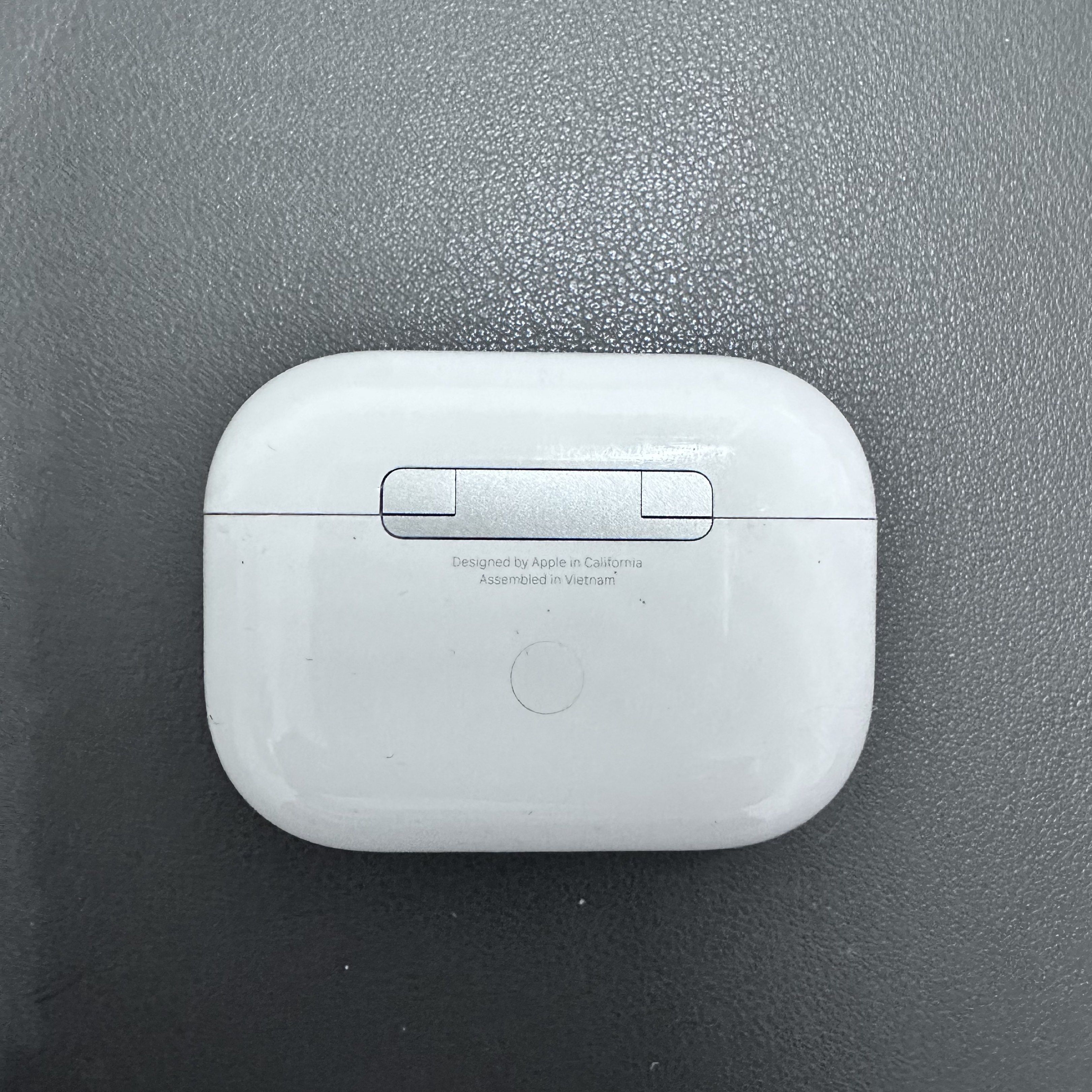 AirPods Pro (Category: Earphones) located in Quezon City. Submitted by paola59 (Listing ID 1418942657, Image 3). Description: Apple AirPods Pro 1 Light scratches Good condition No issues Comes with original box and extra buds.