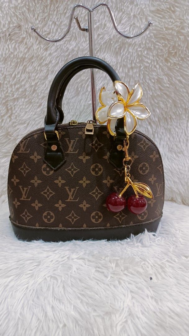 Alma lv small size (Category: Luxury Bags & Wallets) located in Davao. Submitted by analiedazo07211 (Listing ID 1418934911, Image 1). Description: alma lv small size pm sa complete details ready to ship.