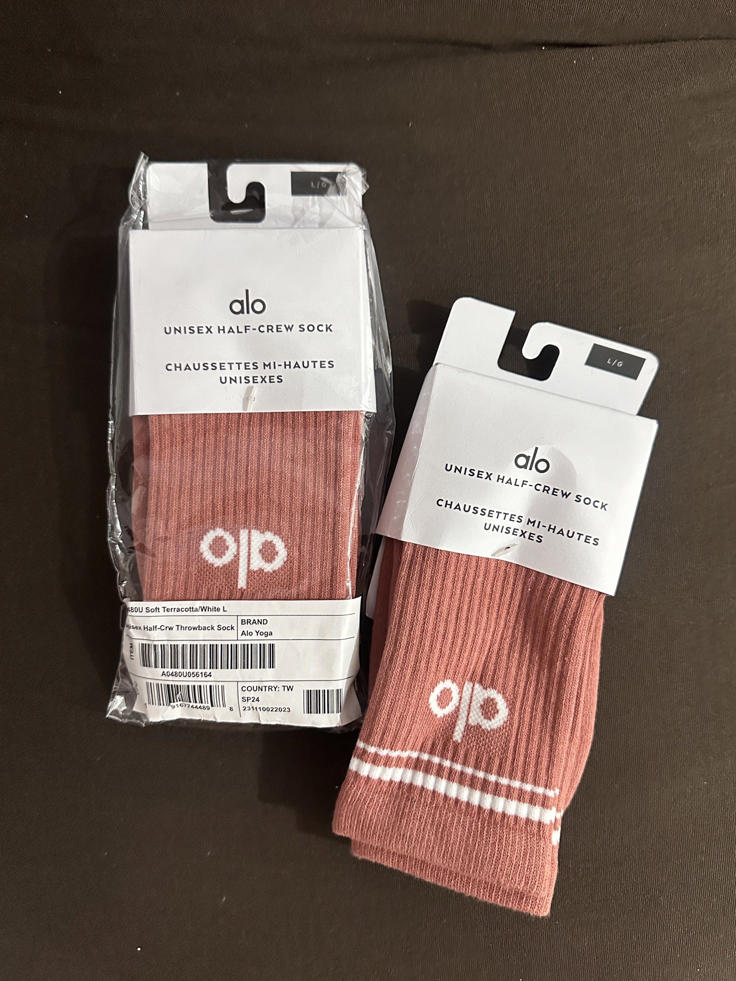 ALO HALF CREW SOCKS SOFT TERRACOTA WHITE (Category: Socks & Tights) located in Taguig. Submitted by patty31 (Listing ID 1418952515, Image 2). Description: BRAND NEW & AUTHENTIC ALO SOCKS in SOFT Terracotta/WHITE ₱1000‼️ AVAILABLE IN SIZE LARGE Location Taguig City Can ship via j&t or same day! .