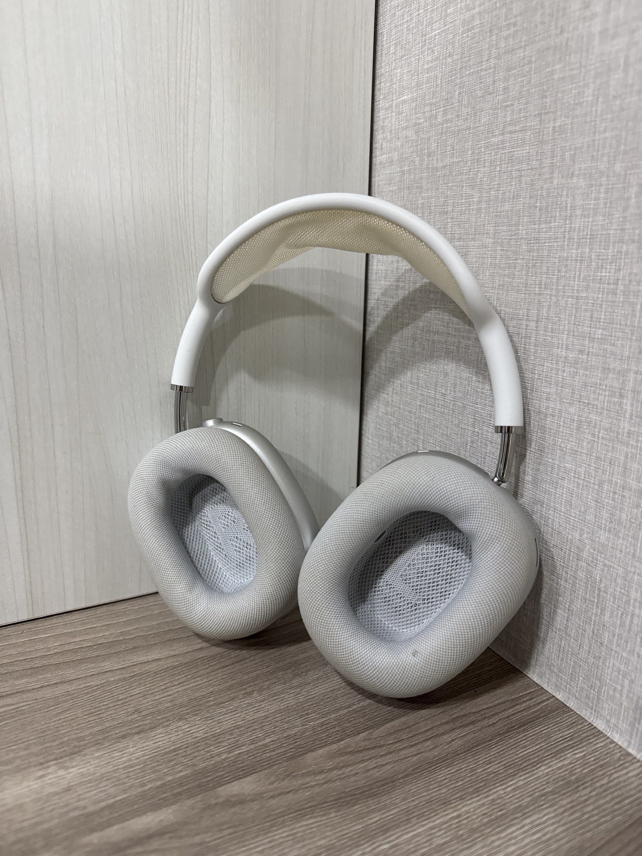 Apple Airpods Max Headset (Category: Headphones & Headsets) located in Taguig. Submitted by kam._777 (Listing ID 1418886478, Image 3). Description: Apple Airpods Max Selling my AirPods Max (authentic Apple, no replicas). • Fully functional — no issues with sound, ANC, or battery • Clean and well-maintained • Minor signs of use only (see photos) • Never repaired or opened • Includes: Smart Case.