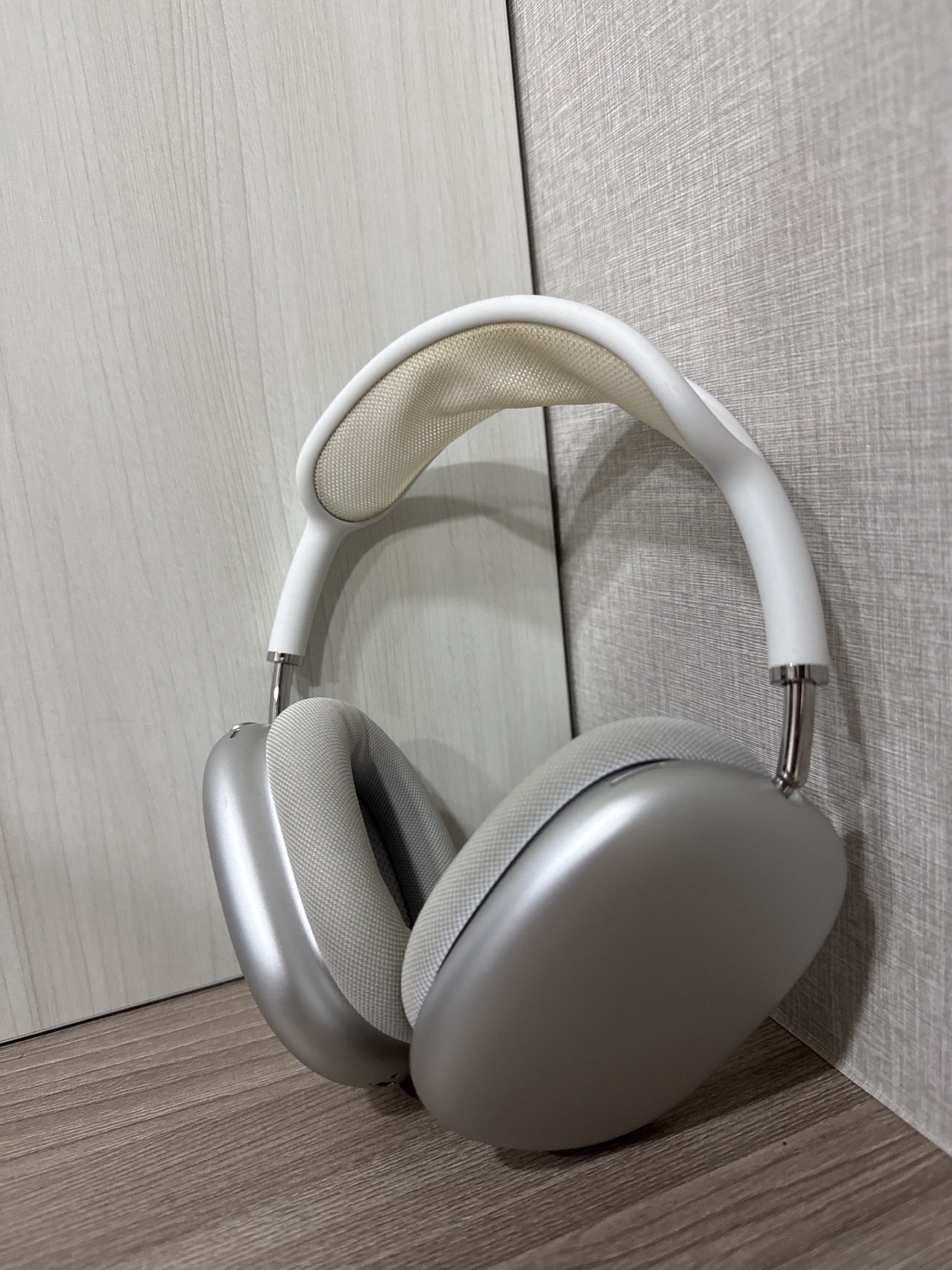 Apple Airpods Max Headset (Category: Headphones & Headsets) located in Taguig. Submitted by kam._777 (Listing ID 1418886478, Image 2). Description: Apple Airpods Max Selling my AirPods Max (authentic Apple, no replicas). • Fully functional — no issues with sound, ANC, or battery • Clean and well-maintained • Minor signs of use only (see photos) • Never repaired or opened • Includes: Smart Case.