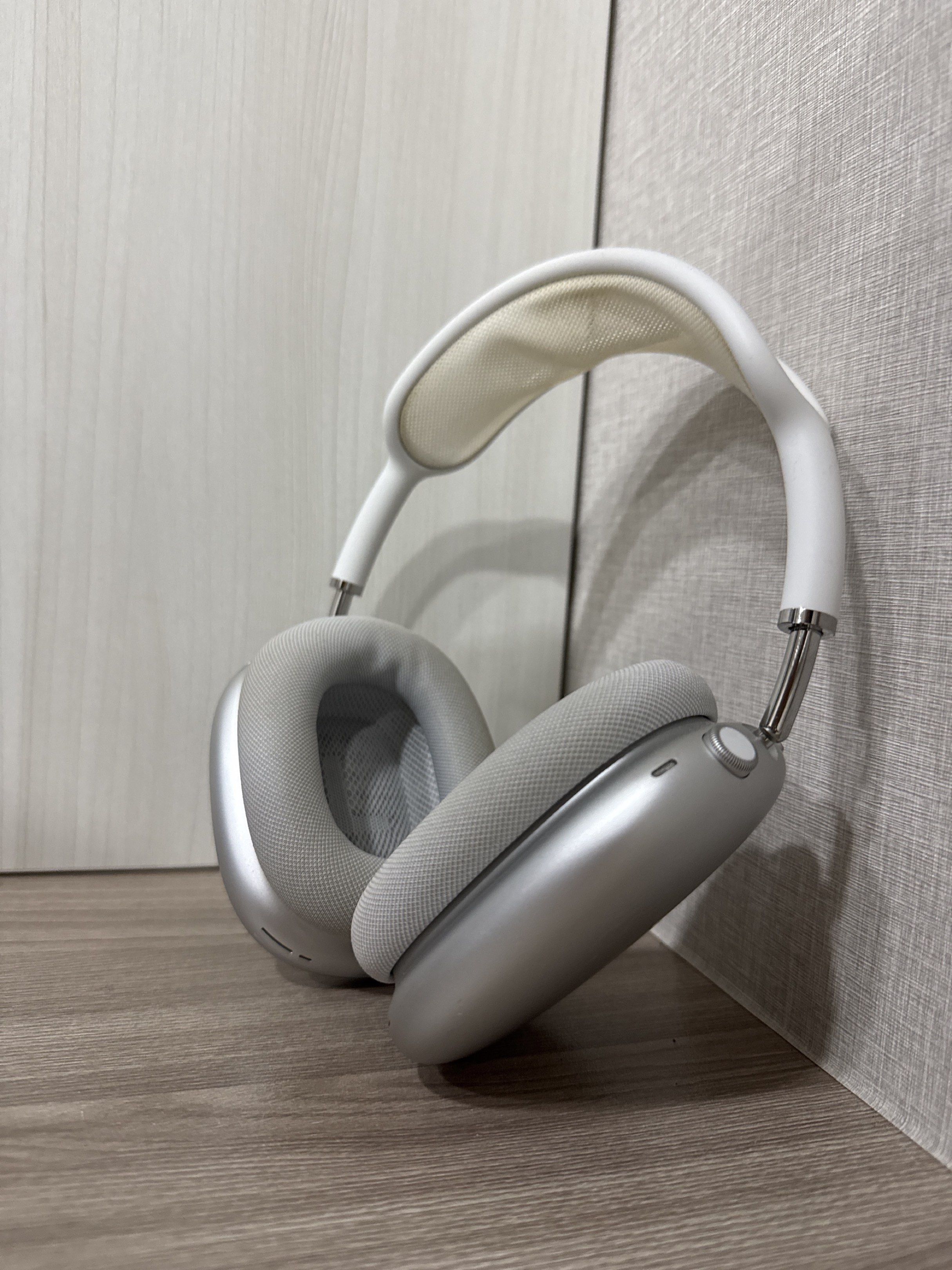 Apple Airpods Max Headset (Category: Headphones & Headsets) located in Taguig. Submitted by kam._777 (Listing ID 1418886478, Image 1). Description: Apple Airpods Max Selling my AirPods Max (authentic Apple, no replicas). • Fully functional — no issues with sound, ANC, or battery • Clean and well-maintained • Minor signs of use only (see photos) • Never repaired or opened • Includes: Smart Case.