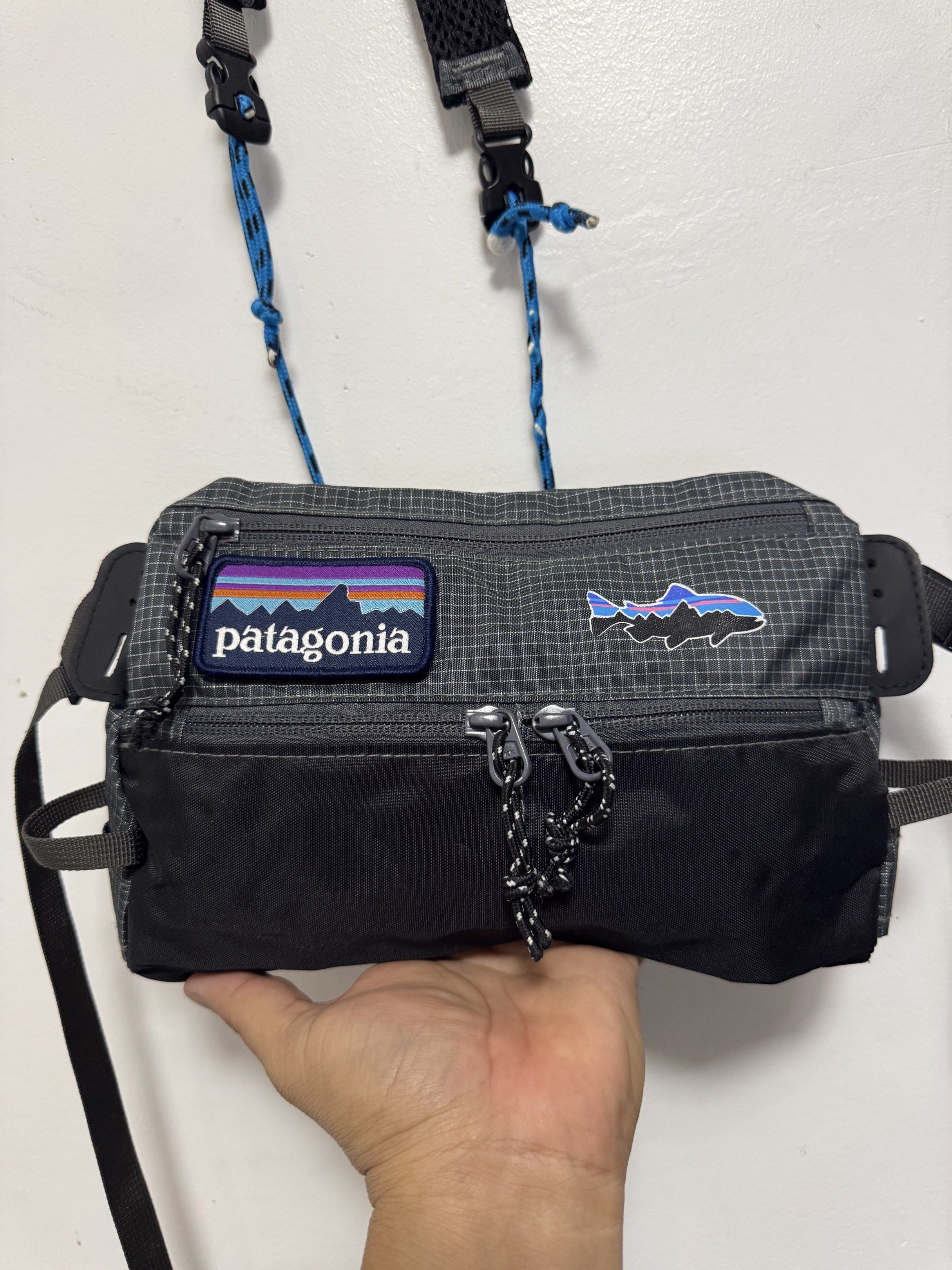 Aspack Patagonia (Category: Sling Bags) located in Manila. Submitted by esparciake75752 (Listing ID 1418818552, Image 2). Description: - Patagonia Stealth Atom Sling Bag - Main compartment with zipper closure - Adjustable shoulder strap - Adjustable waist strap - Two exterior pockets - Patagonia logo patch - Available colors: Grey and Red - Made in Vietnam.