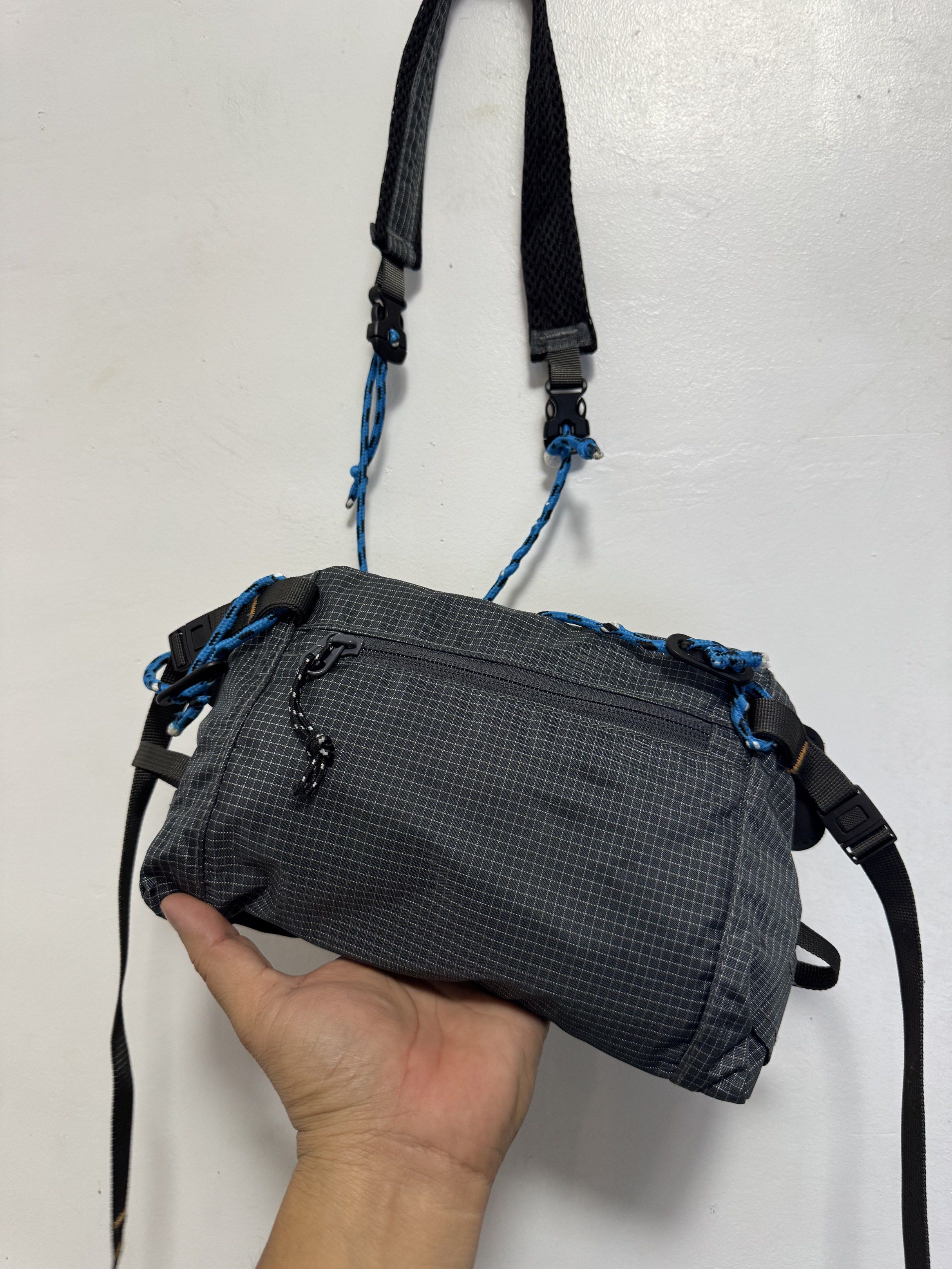 Aspack Patagonia (Category: Sling Bags) located in Manila. Submitted by esparciake75752 (Listing ID 1418818552, Image 3). Description: - Patagonia Stealth Atom Sling Bag - Main compartment with zipper closure - Adjustable shoulder strap - Adjustable waist strap - Two exterior pockets - Patagonia logo patch - Available colors: Grey and Red - Made in Vietnam.