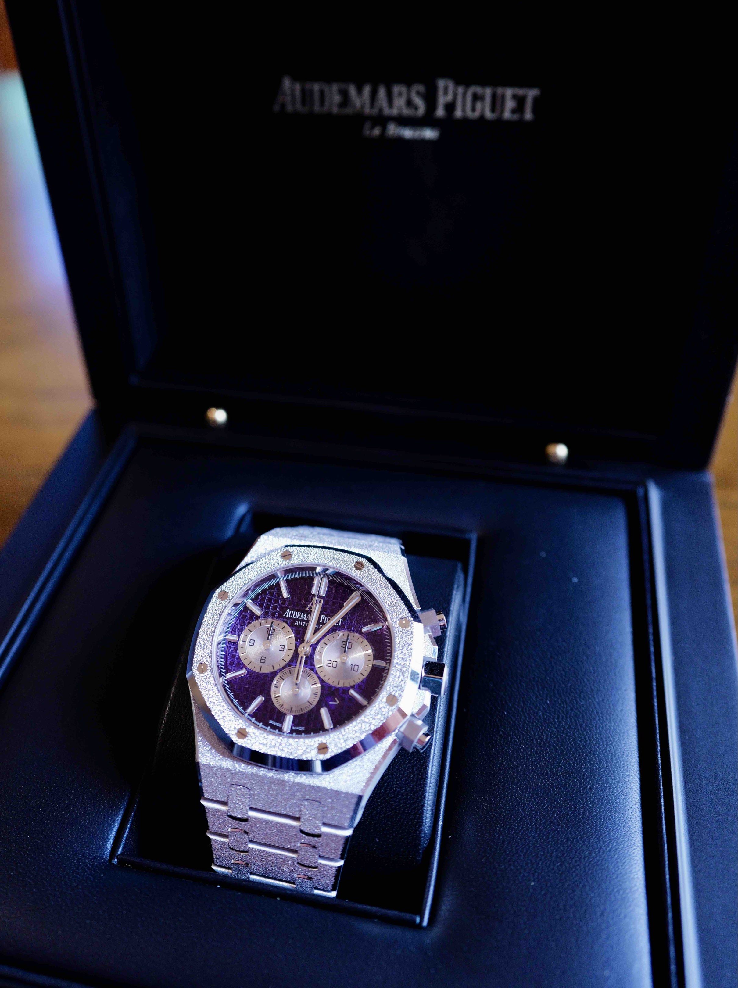 Audemars Piguet Royal Oak Chronograph (Category: Luxury Watches) located in Pasig City. Submitted by capt.aop (Listing ID 1418905325, Image 2). Description: Audemars Piguet AP Royal Oak Chronograph, Hammered Platinum Finish, Purple Dial 40th Anniversary; Boutique Only edition 2020 14,000,000 Collectors .