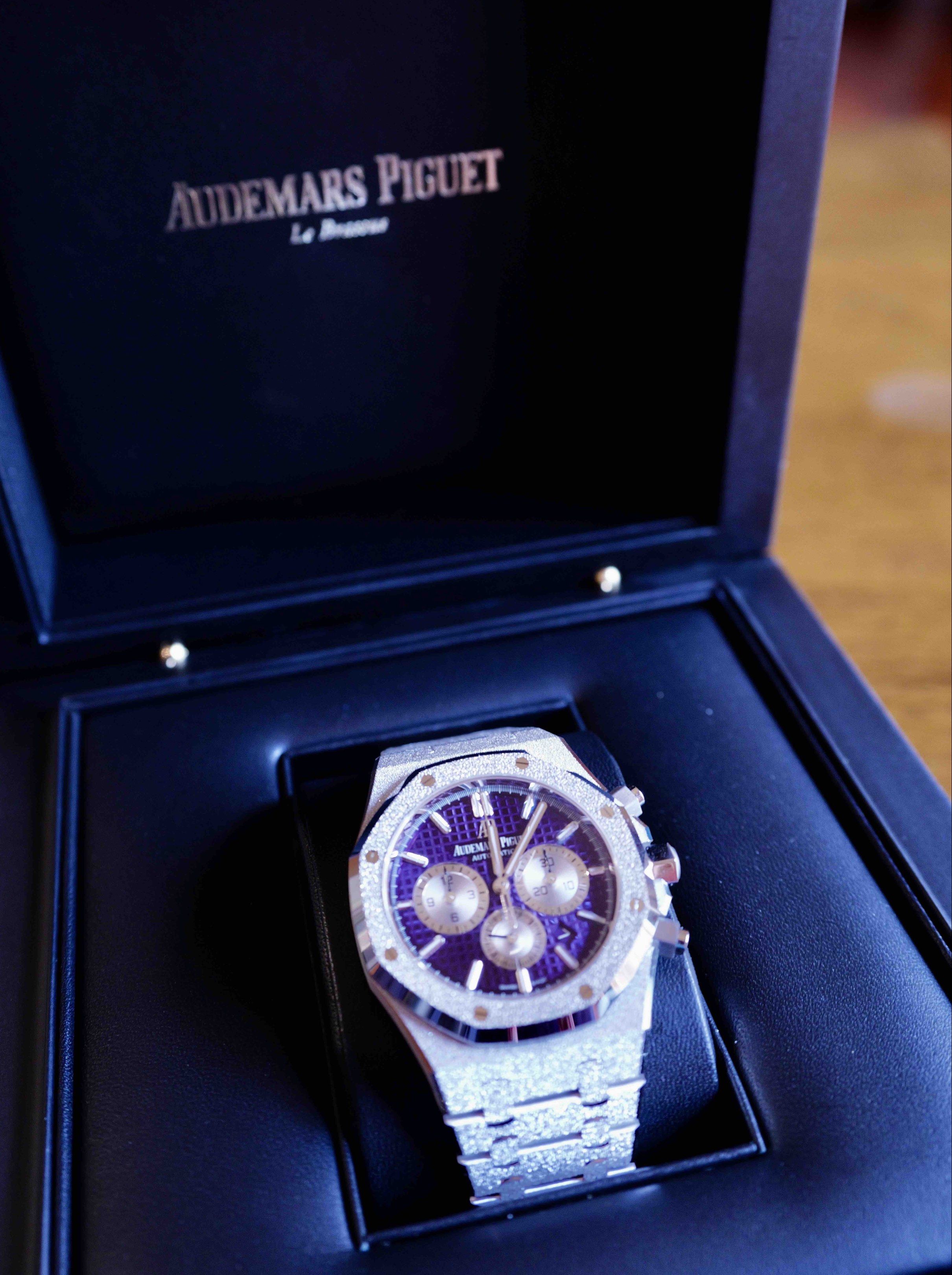 Audemars Piguet Royal Oak Chronograph (Category: Luxury Watches) located in Pasig City. Submitted by capt.aop (Listing ID 1418905325, Image 3). Description: Audemars Piguet AP Royal Oak Chronograph, Hammered Platinum Finish, Purple Dial 40th Anniversary; Boutique Only edition 2020 14,000,000 Collectors .