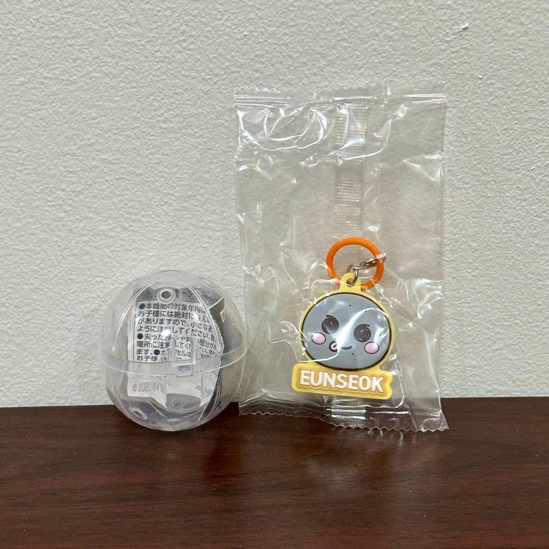 [Authentic] RIIZE Random Character Acrylic Keychain (Category: Character Goods) located in Quezon City. Submitted by brandedusagoodies (Listing ID 1418881493, Image 1). Description: Authentic RIIZE random character acrylic keychain from official Bandai Gashapon merchandise. Brand new item from capsule release, ideal for fans and collectors. Material: • Acrylic • Metal hardware Color / Design: • Character design as shown • Printed RIIZE character 