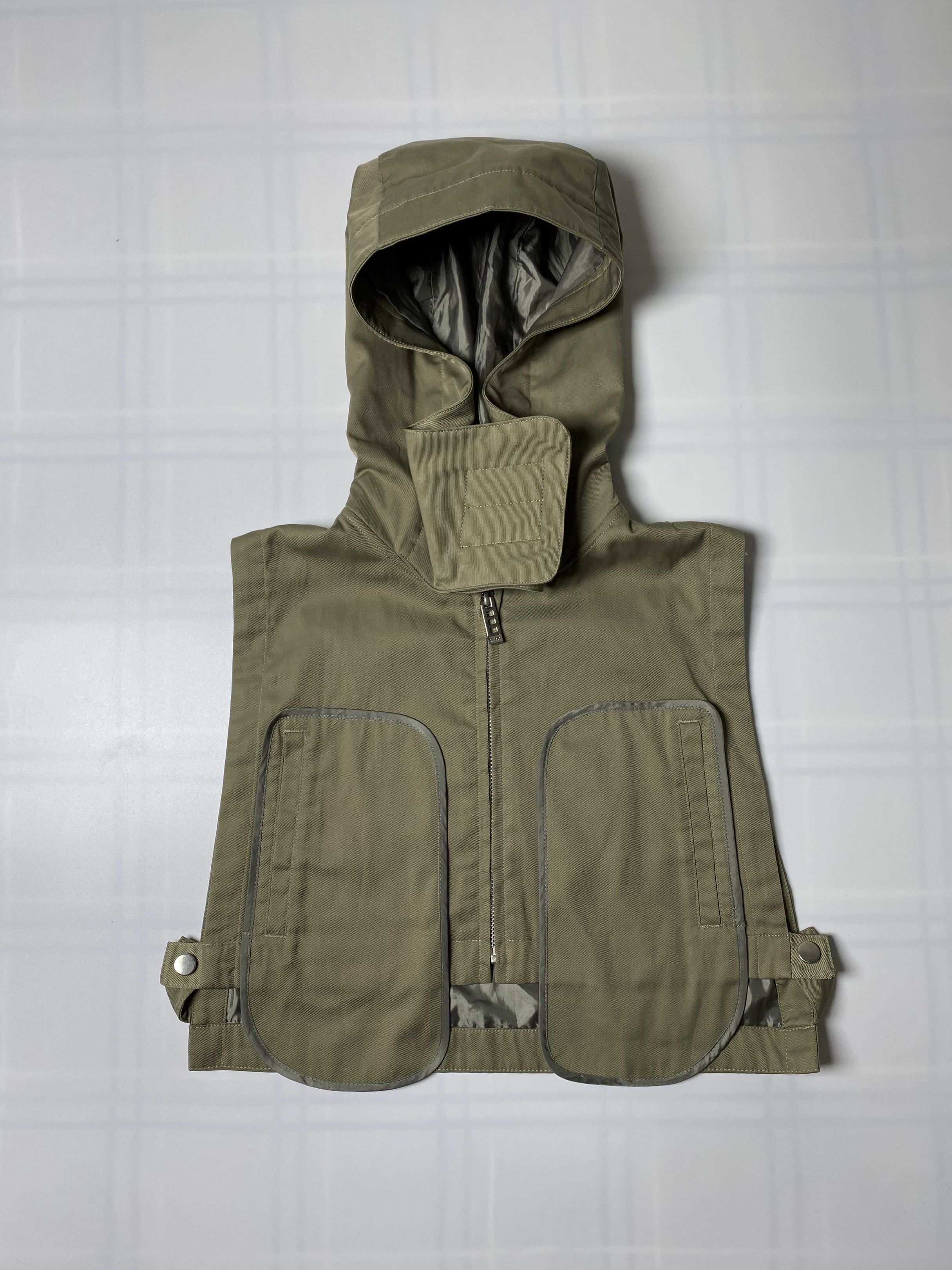 AW21 UN3D HOODED VEST (Category: Coats, Jackets and Outerwear) located in Balanga. Submitted by faded_garmz (Listing ID 1418906409, Image 2). Description: AW21 UN3D HOODED VEST UN3D (UN-THREED) is a Japanese designer fashion brand founded in 2016 by creative director Momoko Ogihara. A military-inspired design with a hood and large, rounded front pockets. The short length is designed to create a balanced silhouette and can have a style-enhancing e
