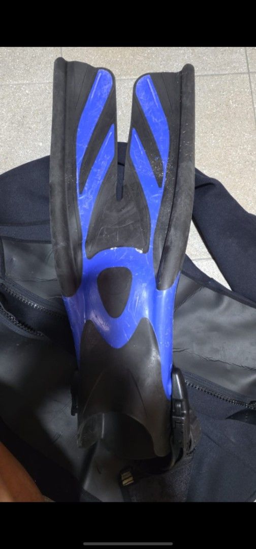 bcd diving set (Category: Other Sports Equipment and Supplies) located in Singapore. Submitted by movingsaleforever (Listing ID 1418852765, Image 3). Description: bought brand new rfs:not diving anymore hence selling off cheap good set good condition.