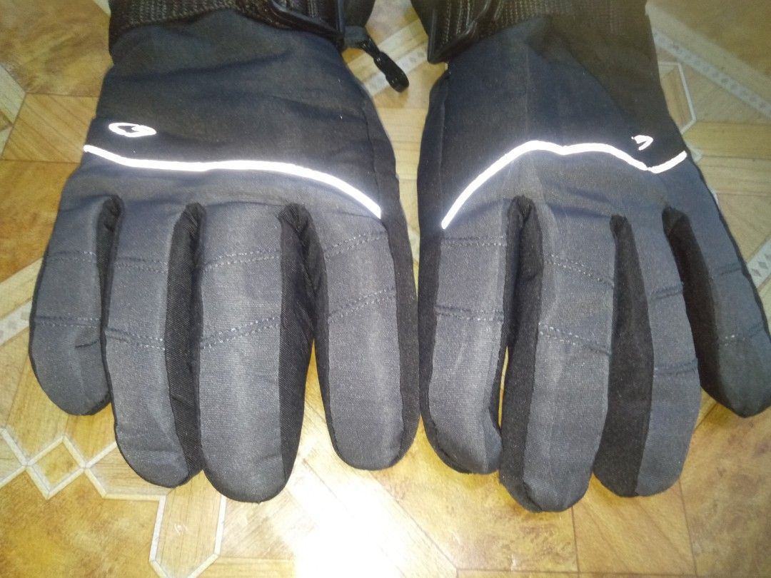 C9 by Champion Gloves (Category: Gloves) located in Pila. Submitted by franklinsanity (Listing ID 1418828997, Image 3). Description: Waterproof Gloves by C9 Good as new Dm if interested.