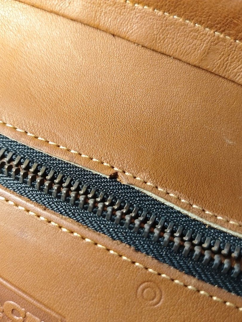 Coach Leather Handbag project bag (Category: Luxury Bags & Wallets) located in Manila. Submitted by decorasyon (Listing ID 1418853320, Image 2). Description: - Vintage Coach handbag - Brown leather - Top handle design - Zip closure - Includes leather tag - Interior zip pocket - Functional zipper.