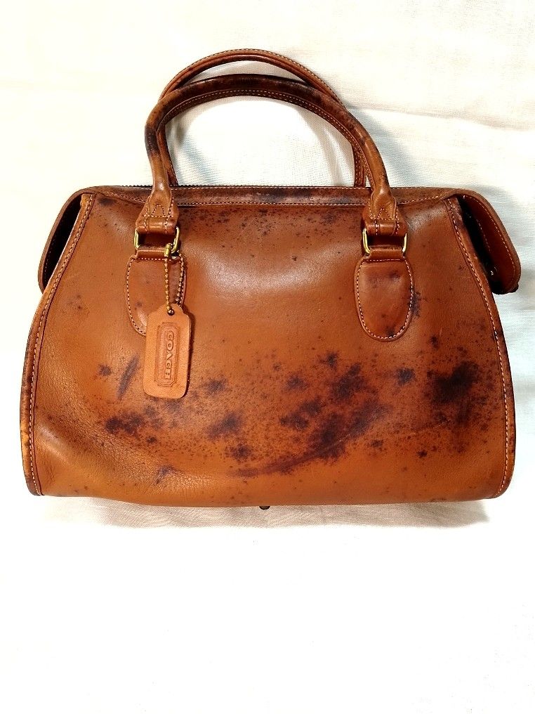 Coach Leather Handbag project bag (Category: Luxury Bags & Wallets) located in Manila. Submitted by decorasyon (Listing ID 1418853320, Image 1). Description: - Vintage Coach handbag - Brown leather - Top handle design - Zip closure - Includes leather tag - Interior zip pocket - Functional zipper.
