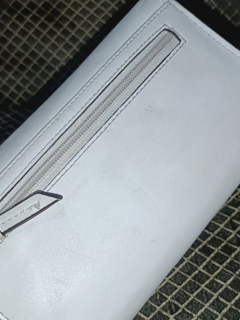 Coach Bleecher Trifold Buckle Snap Long Wallet (Category: Luxury Bags & Wallets) located in San Pedro. Submitted by elevens_online_thrift_shop (Listing ID 1418927697, Image 3). Description: A vintage Coach Bleecker tri-fold buckle snap wallet in white leather with gold-tone hardware. Style is from an older collection, possibly the "Soho" line. Which is very on-demand in todays market. Market Price: php 4,000.00 to 5,800.00 Product Information Bra