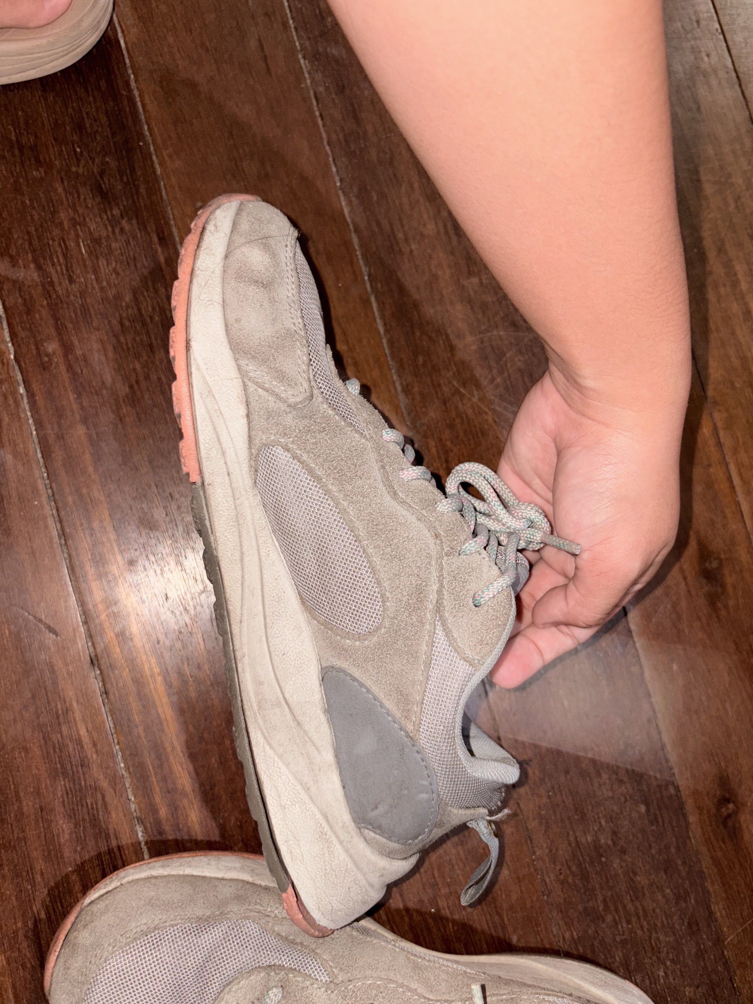 Columbia Pivot (size 7 women) (Category: Sneakers) located in Quezon City. Submitted by poomwarrior23 (Listing ID 1418949167, Image 3). Description: Selling for Php 800 - needs cleaning - issues on photos QC area.