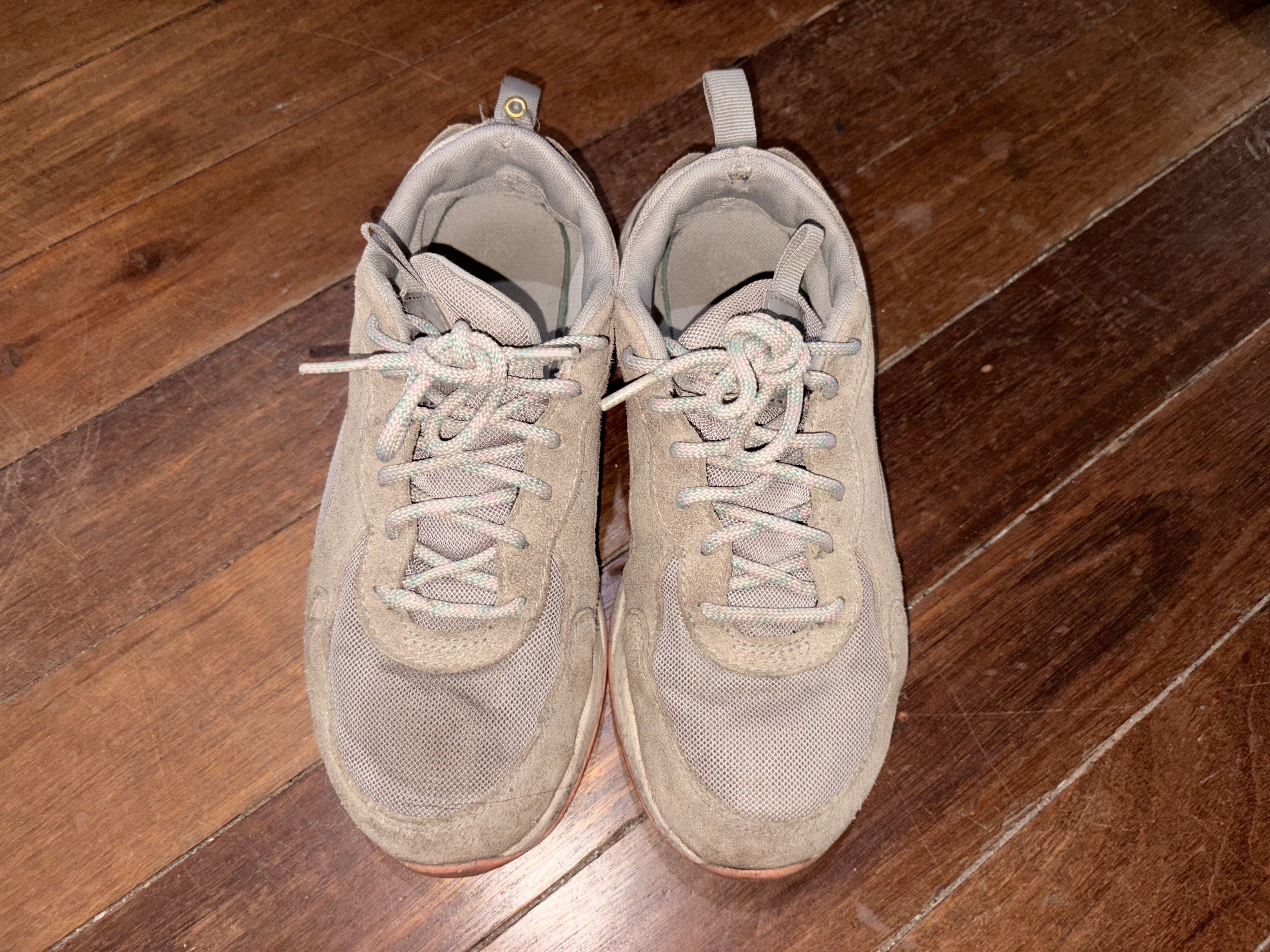 Columbia Pivot (size 7 women) (Category: Sneakers) located in Quezon City. Submitted by poomwarrior23 (Listing ID 1418949167, Image 2). Description: Selling for Php 800 - needs cleaning - issues on photos QC area.