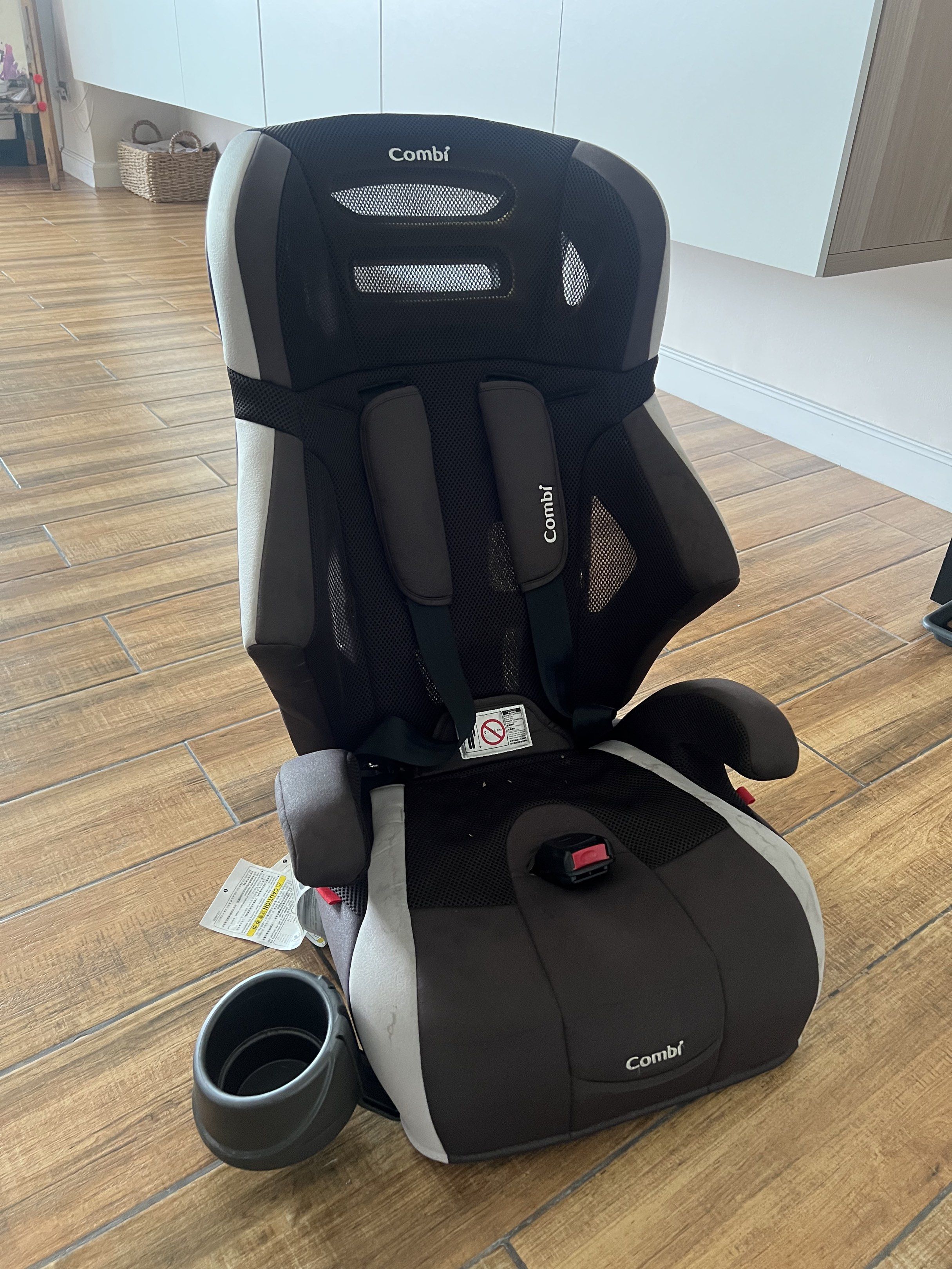 Combi Joytrip Car Seat (Category: Car Seats) located in Manila. Submitted by cubbyhole525928 (Listing ID 1418781565, Image 2). Description: - Combi Joytrip car seat - Includes cup holder - Adjustable straps - Clean seat and intact fabric - Designed for safety and comfort - Provides support during car rides - Sleek design - Easy to install.