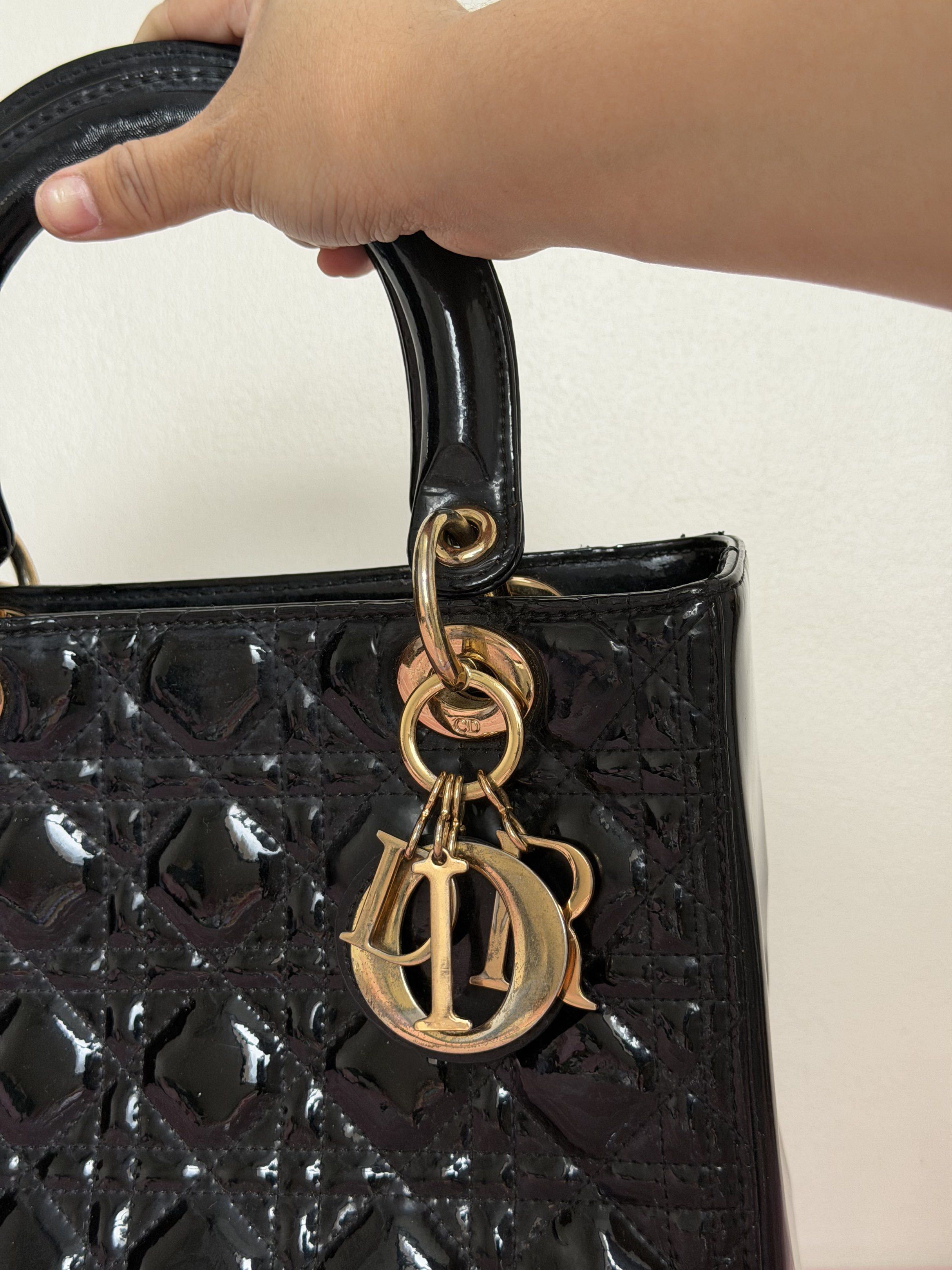 Dior handbag small (Category: Luxury Bags & Wallets) located in Cebu City. Submitted by cloverseven23 (Listing ID 1418808901, Image 3). Description: .
