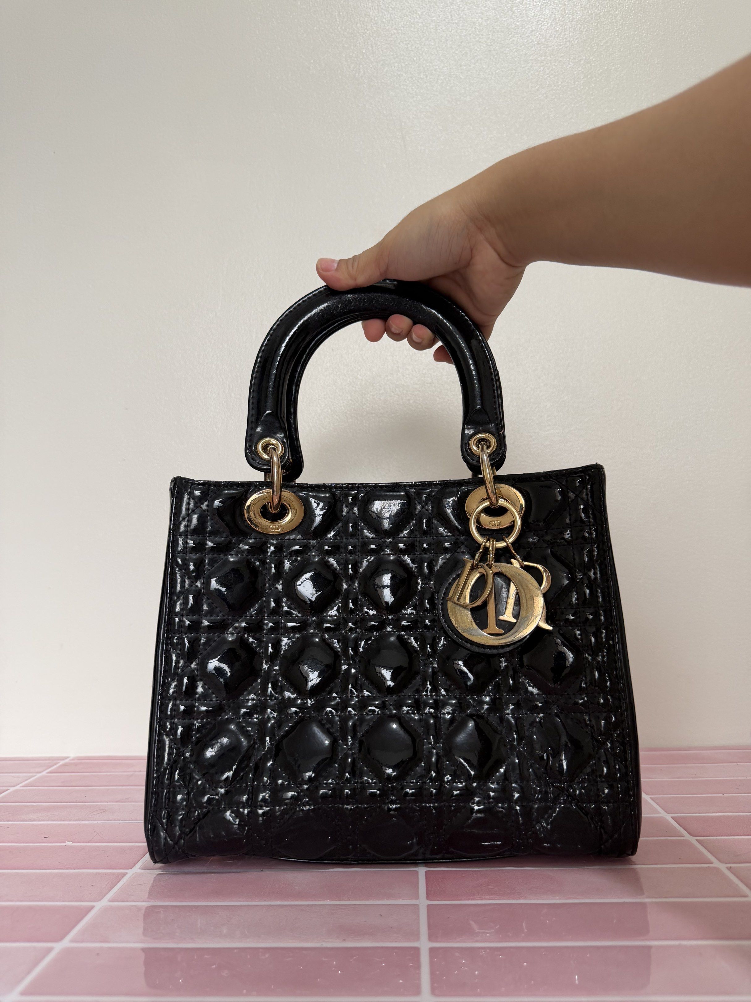 Dior handbag small (Category: Luxury Bags & Wallets) located in Cebu City. Submitted by cloverseven23 (Listing ID 1418808901, Image 1). Description: .