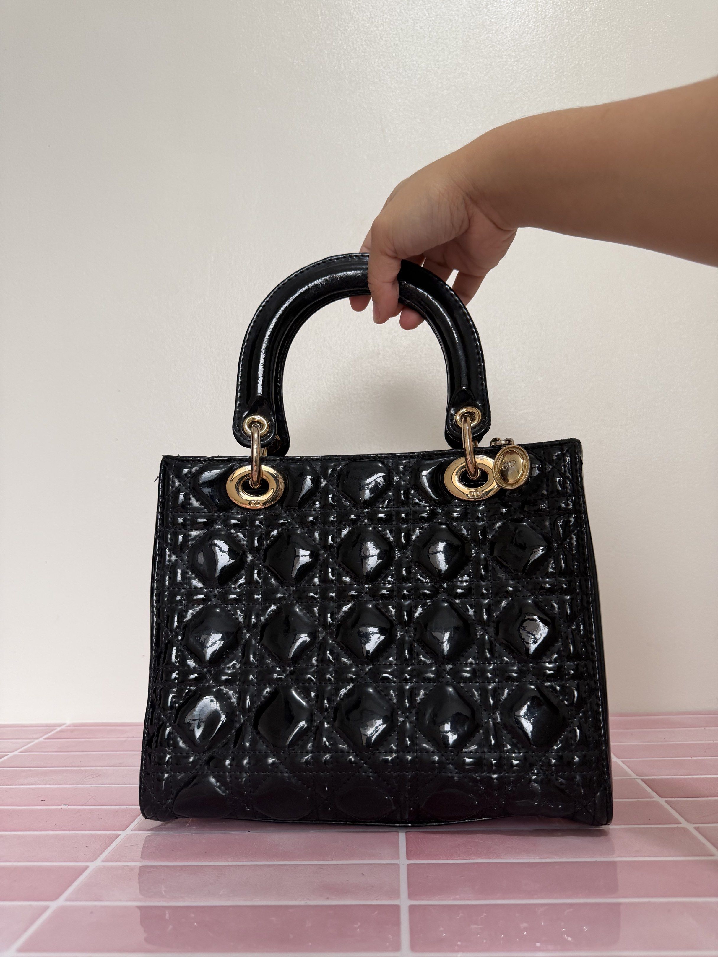 Dior handbag small (Category: Luxury Bags & Wallets) located in Cebu City. Submitted by cloverseven23 (Listing ID 1418808901, Image 2). Description: .